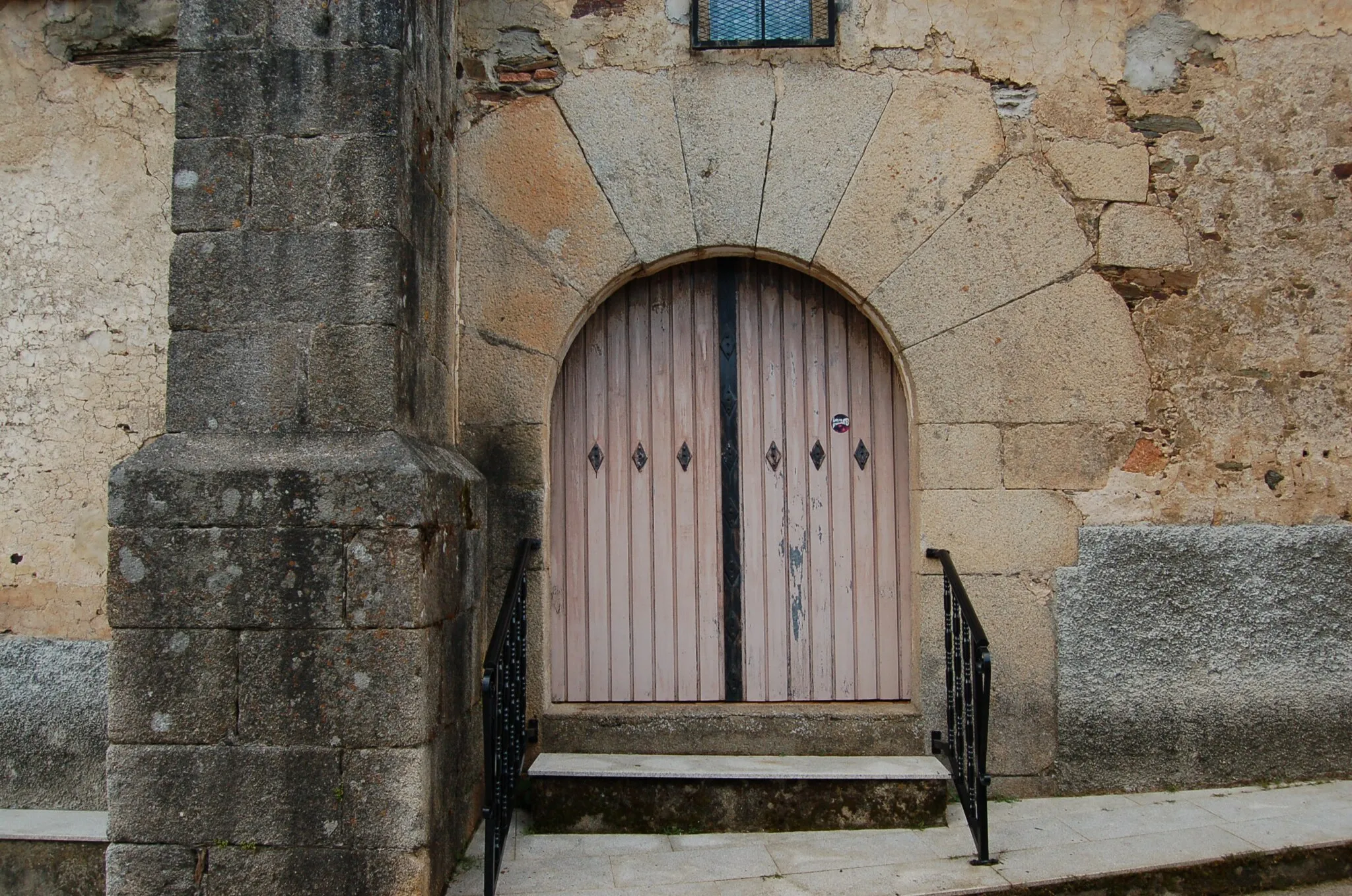 Photo showing: Porta en la iglesia de Cerezo
