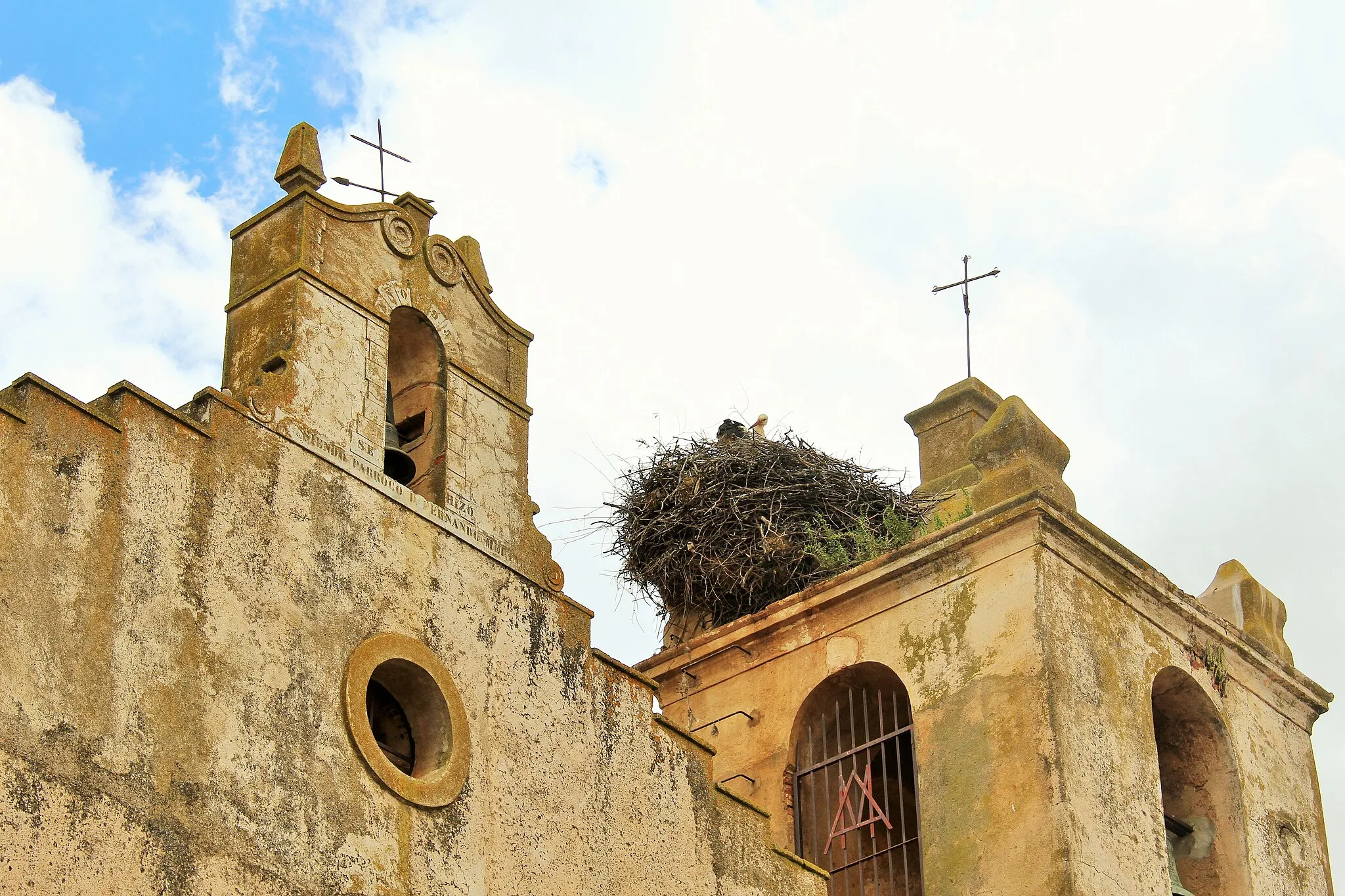 Photo showing: Iglesia parroquialde Santa Cristina y cigüeñas
