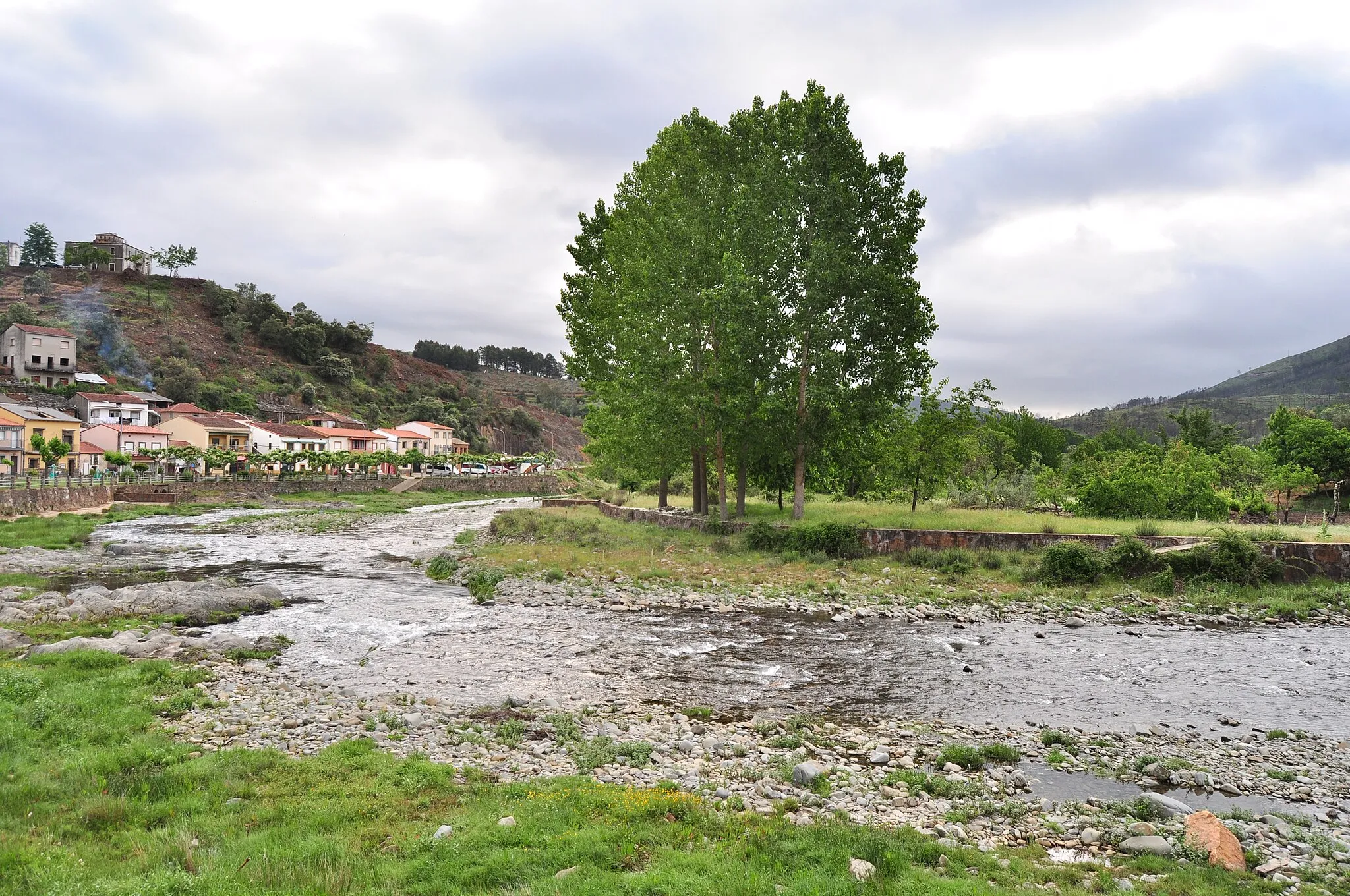 Photo showing: Vista de la aldea Río Malo de Arriba, en Las Hurdes, provincia de Cáceres (Extremadura, España)