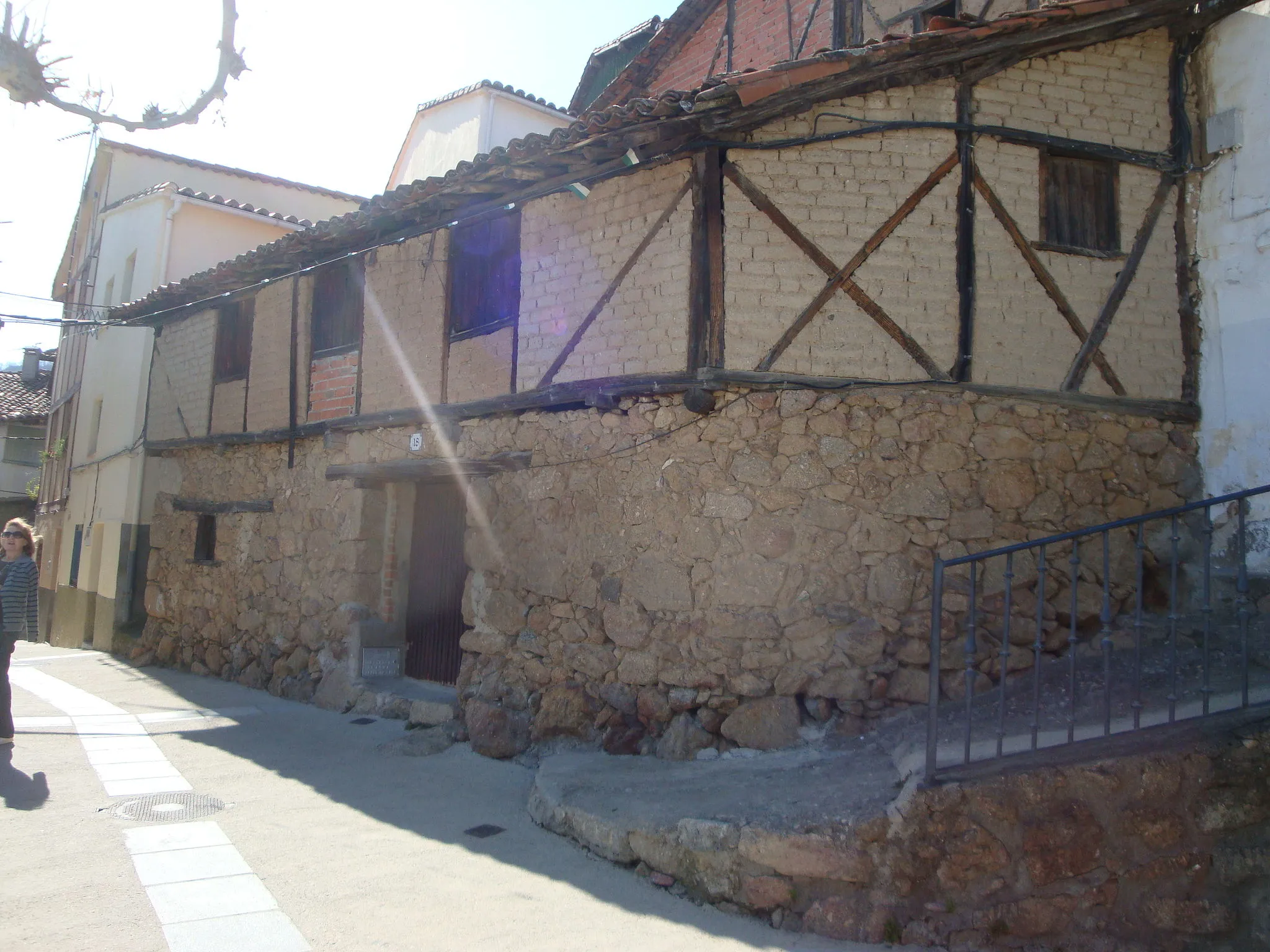 Photo showing: vivienda construida parcialmente de adobe en Rebollar (Caceres)