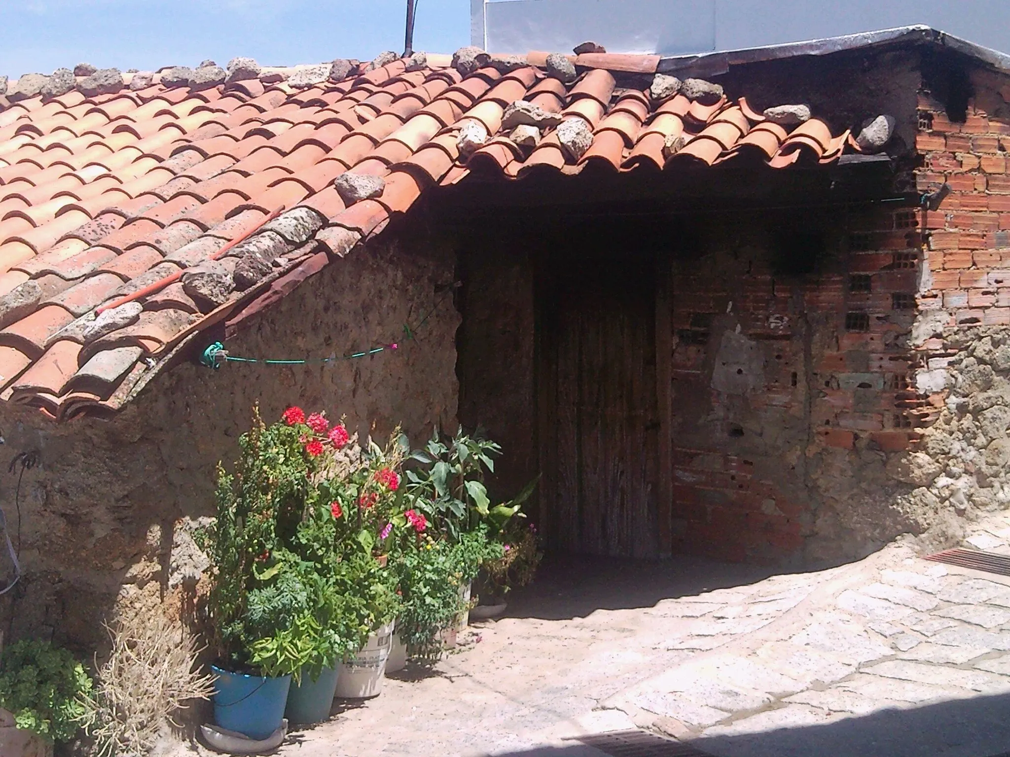 Photo showing: Casa antigua en una calle de Valdastillas