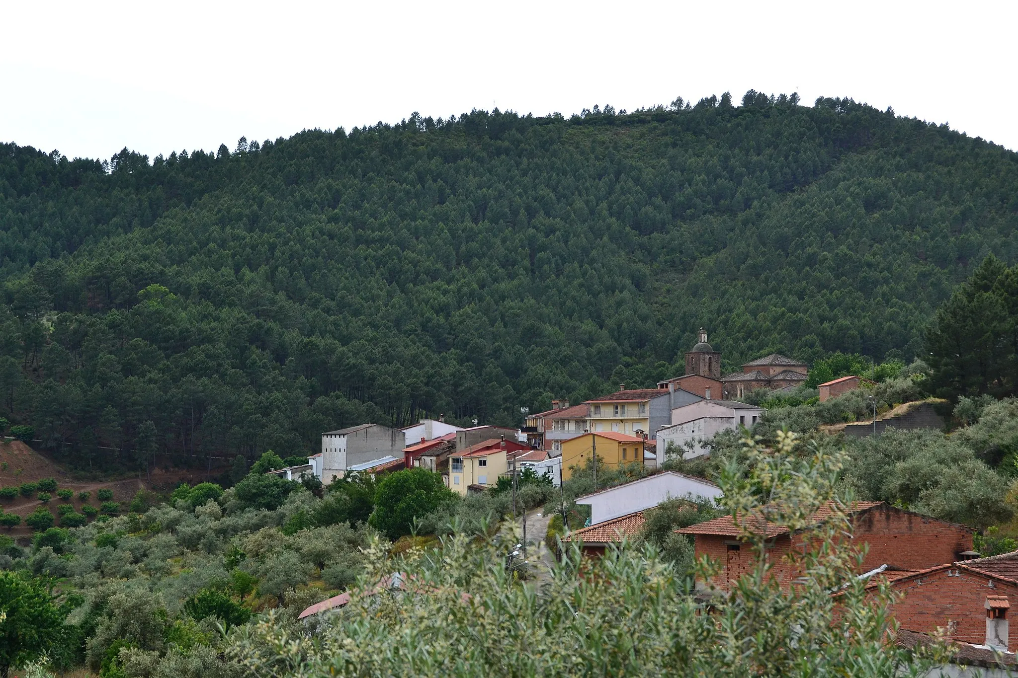 Photo showing: General view of Cambroncino, from the Barrio de Abajo. Protruding above the roofs, the tower of the Church of Santa Catalina can be seen.