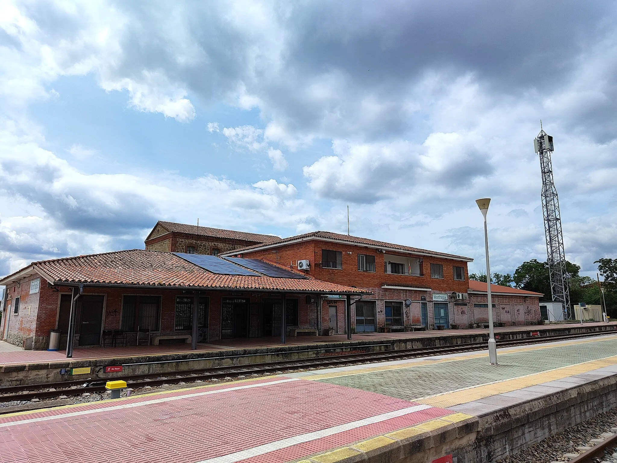 Photo showing: Monfragüe, históricamente conocida como Plasencia-Empalme o Palazuelo-Empalme,2​1​ es una estación de ferrocarril situada en el municipio español de Malpartida de Plasencia, situado en la provincia de Cáceres.