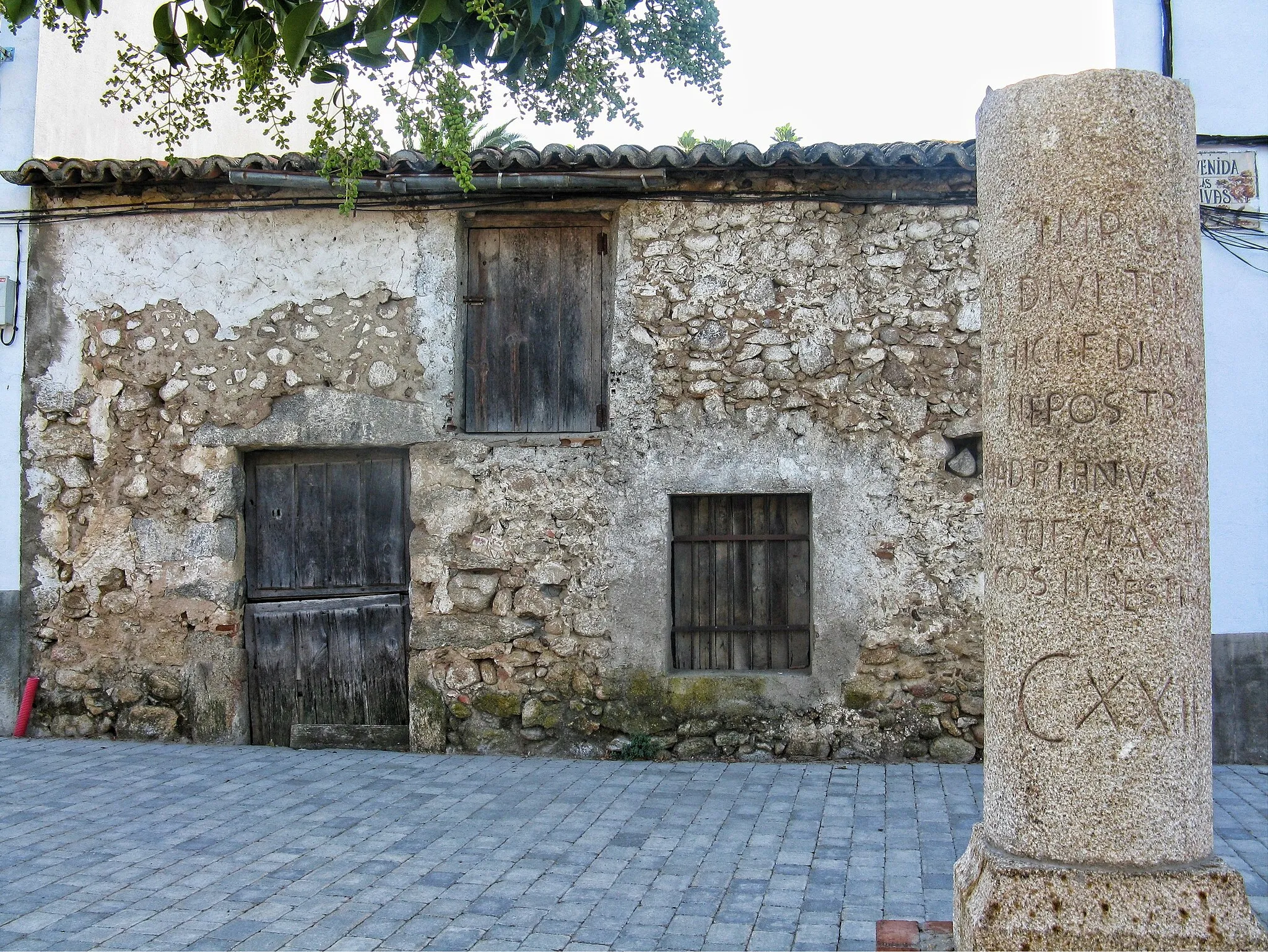 Photo showing: Casa típica y miliario en el cruce de la avenida de las Olivas con la carretera de la Estación.