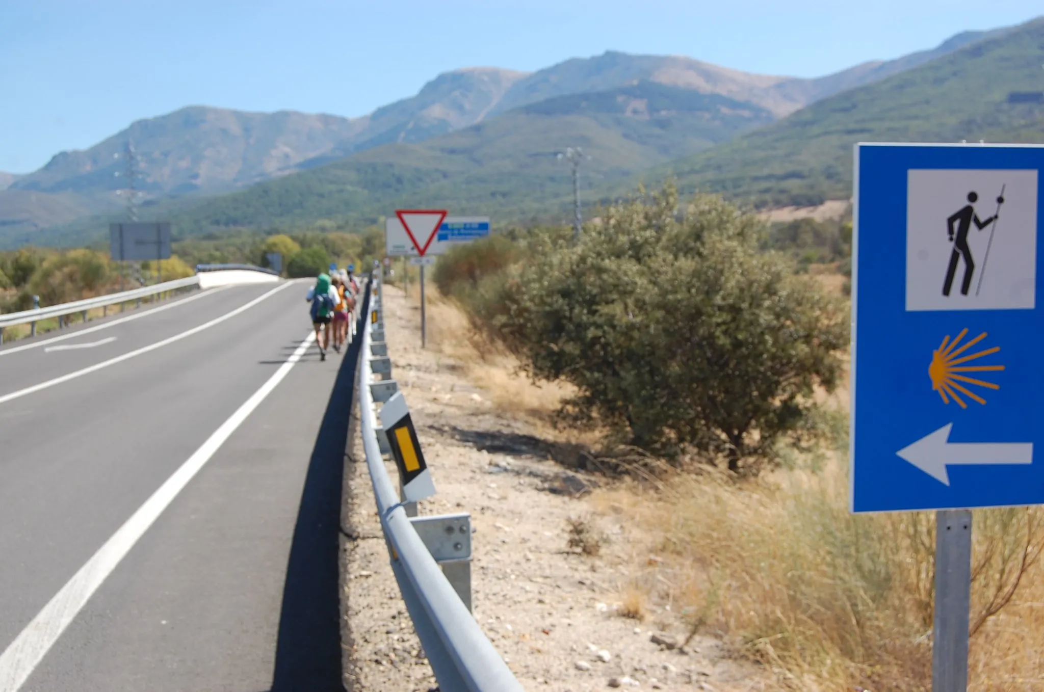 Photo showing: Voye a Sint-Djåke-el-Galice : Perlins a Aldeanuevo del Camino (province di Cáceres) avou l' plake des tchmins Sint-Djåke