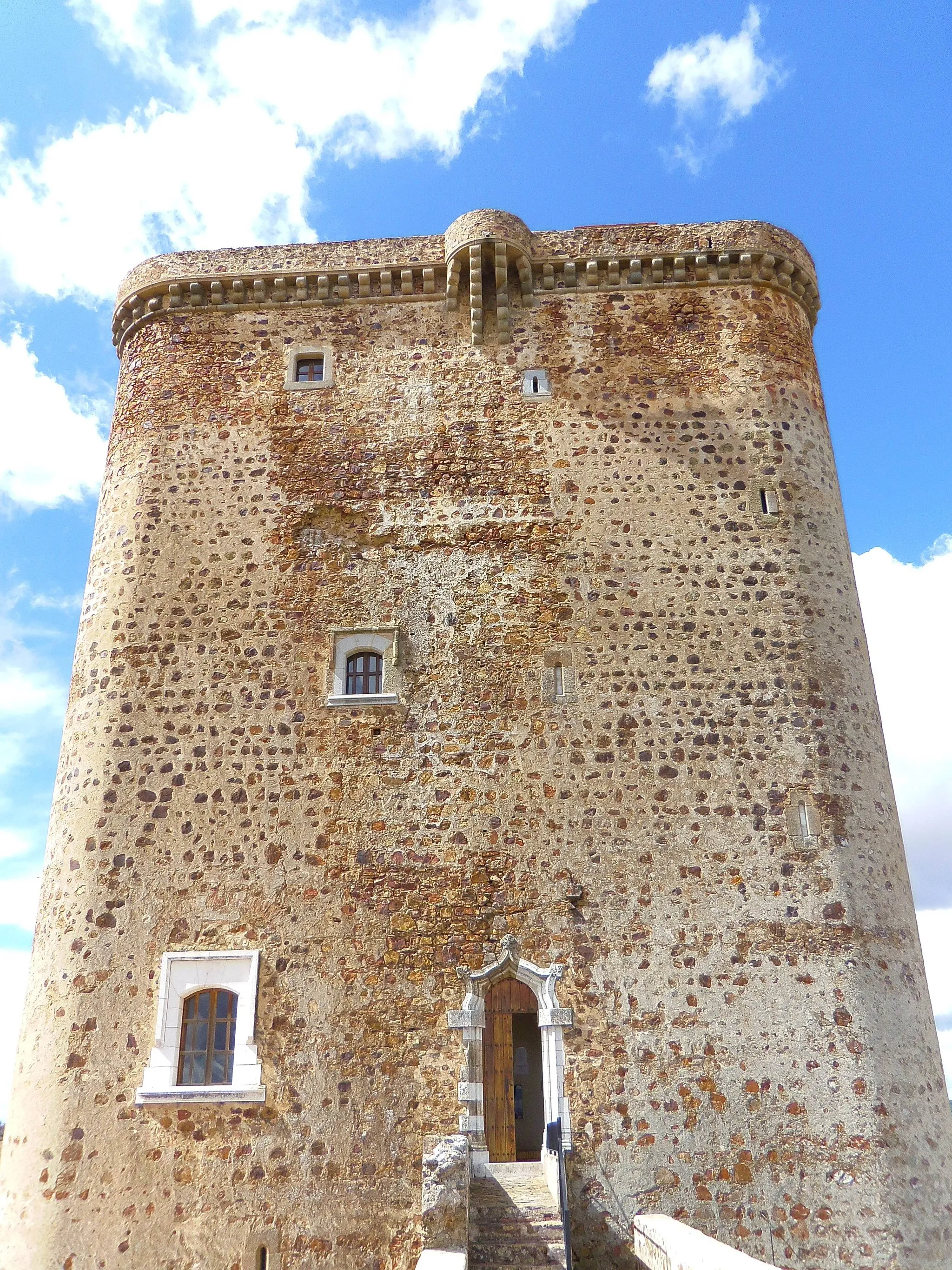 Photo showing: Torre del homenaje fachada de la entrada.