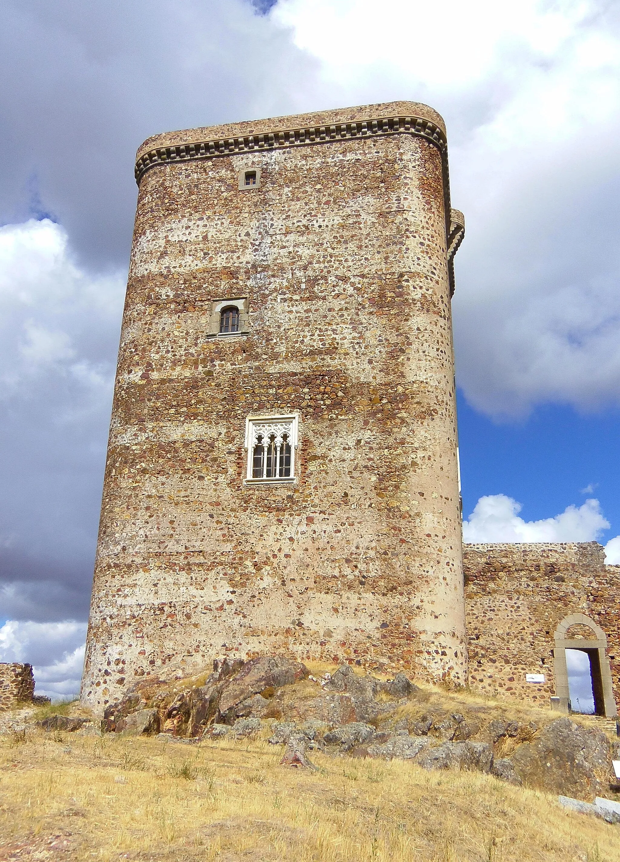 Photo showing: Torre del homenaje vista del interior del patio de armas.