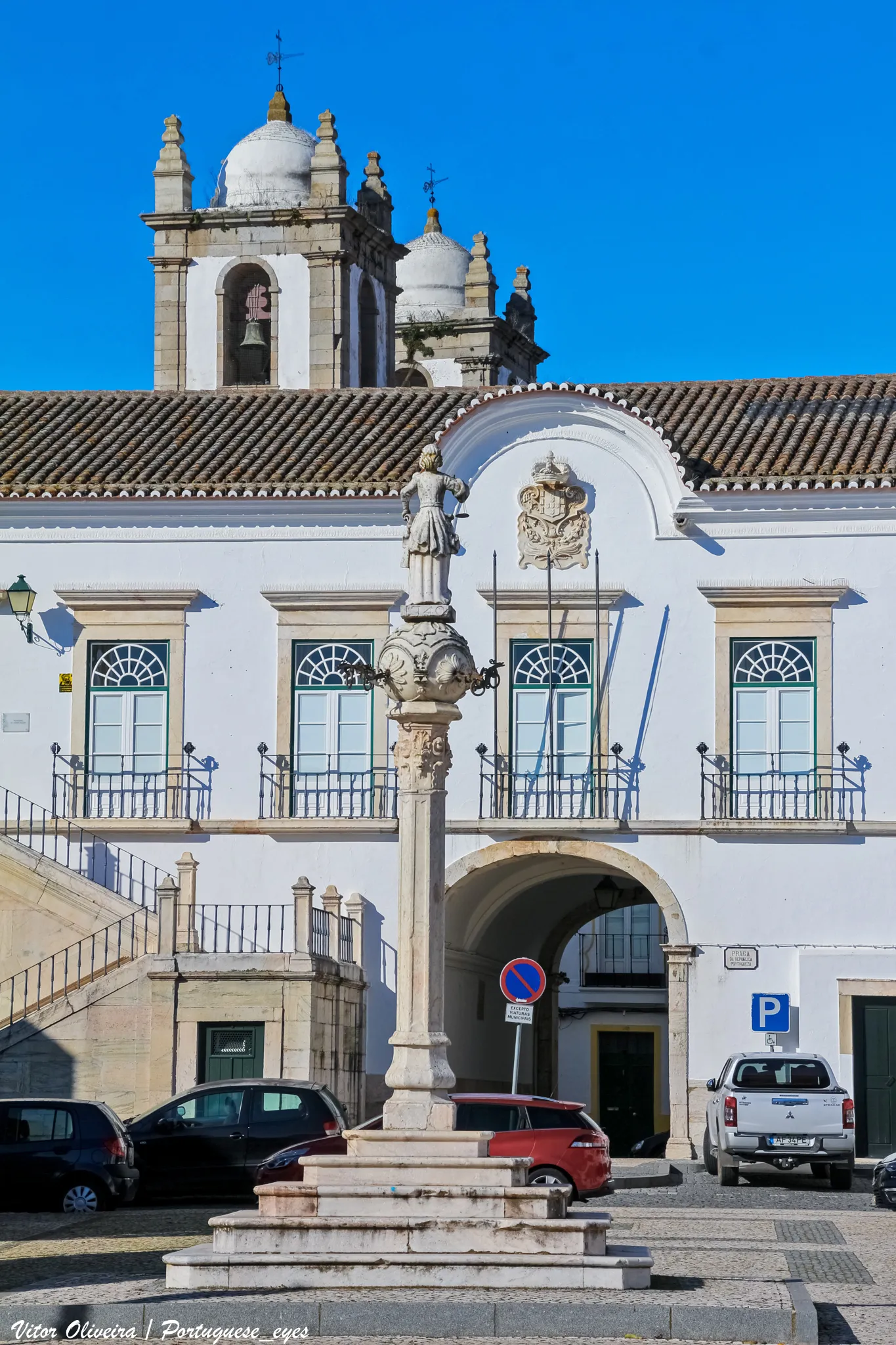 Photo showing: O Pelourinho de Campo Maior, obra arquitetónica do séc. XVIII, mais precisamente de 1740, é composto por uma coluna de mármore 2,17m, à qual dão acesso quatro degraus do mesmo material.
Sobre a coluna encontra-se uma esfera de onde saem quatro armações de ferro com o objetivo de a estas se prenderem os criminosos.
No topo da esfera a figura da justiça (de olhos desvendados e portando na mão direita uma balança e na esquerda uma espade) completa esta obre de arte.
Este Pelourinho mede ao todo 6,50m, desde a sua base retangular até ao fim da estatueta. Por volta de 1879 foi mandada retirar de praça D. Luis I (atual Praça da República) por ordem da Câmara Municipal, para se proceder na dita praça a obra de reparação e embelezamento.
Em 1880 com a fundação do Museu Arqueológico de Elvas este foi requisitado e levado para o dito museu por volta de 1903, já bastante maltratado.

Só em 1941, a pedido da Câmara Municipal de Campo Maior, é que este voltou ao lugar onde hoje se encontra e de onde nunca deveria ter saído.