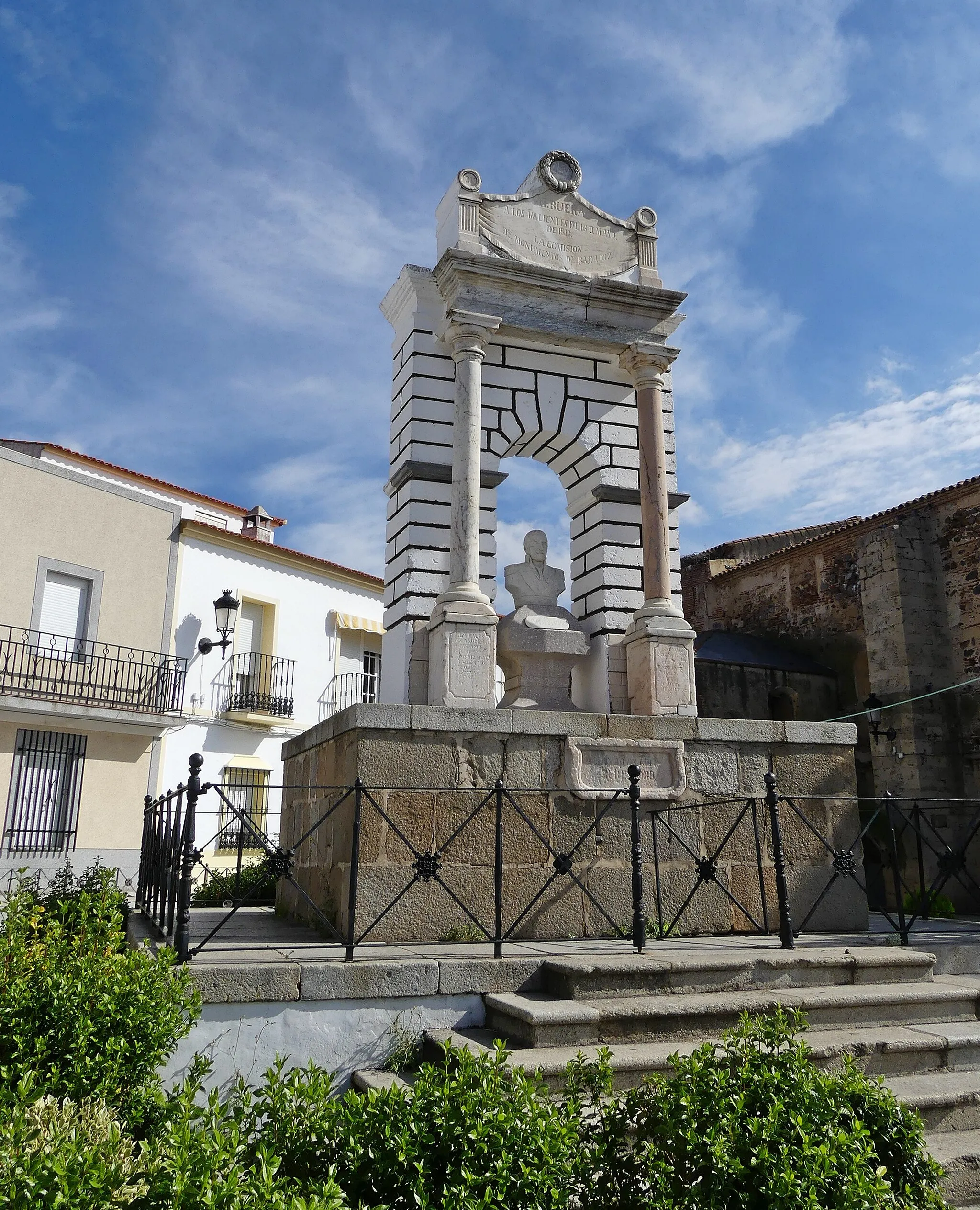 Photo showing: Proportionally to the casualties, the Battle of La Albuera (May 16, 1811) ranks among the bloodiest military engagements provoked by the napoléonic régime.  Moved by such a brutality, the "Cortes de Cádiz" decided as early as June 1811 to erect a commemorative monument, while the country was still occupied by napoléonic troops – that Portugal had been freed just a few days before raised hope for a liberation of Spain as well. However, the project suffered innumerable delays, to be finally entrusted to the "Comisión de Monumentos de Badajoz" and eventually inaugurated on June 26, 1854. As to the delays, note the date 1832 on the frontispiece. Description :
Bust of General Castaños : https://commons.wikimedia.org/wiki/File:Batalla_de_La_Albuera_%E2%80%93_Monumento_al_General_Casta%C3%B1os,_Busto.jpg
Frontispiece : https://commons.wikimedia.org/wiki/File:Batalla_de_La_Albuera_%E2%80%93_Monumento_al_General_Casta%C3%B1os,_Frontispicio.jpg
Left tablet : https://commons.wikimedia.org/wiki/File:Batalla_de_La_Albuera_%E2%80%93_Monumento_al_General_Casta%C3%B1os,_Tableta_izquierda.jpg
Right tablet : https://commons.wikimedia.org/wiki/File:Batalla_de_La_Albuera_%E2%80%93_Monumento_al_General_Casta%C3%B1os,_Tableta_derecha.jpg
Cartouche :
the cartouche below the bust is to be read as : "Mandó em [en] Gefe [Jefe] Beresford". ► Commemorative plaque 1986 : a plaque, affixed above the cartouche on May 16, 1986 by the "United States College for International Studies" and the "Wellington Society – Madrid", read (the plaque has, since then, been removed) : "A la memoria de los soldados ingleses, portugueses y españoles, que derrotaron a las tropas de Napoleón en la Batalla de La Albuera. Las tropas del Ejercito Aliado, a las ordenes de los Generales Castaños, Beresford y Blake, derrotaron al mariscal Soult, que se dirigía con sus tropas hacia Badajoz, para levantar el sitio de la ciudad, el 16 de Mayo de 1811".
Only its mark on the stone and the four bolts remain.
► Commemorative plaque 2001 : another plaque, affixed below the cartouche on May 13, 2001 by the "Asociación napoleónica española" to commemorate the reenactment of the Battle on its 190th anniversary, has also gone. The plaque has, since then, been removed ; only the holes in the stone remain.