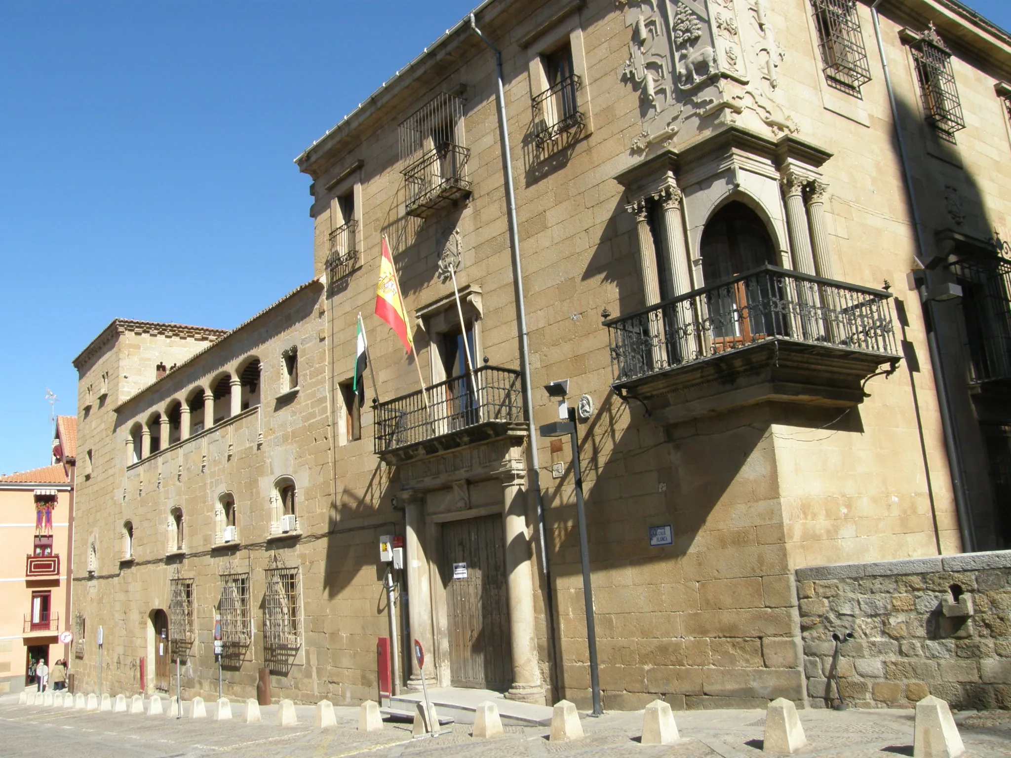 Photo showing: La Casa del Deán es un palacio ubicad en la ciudad de Plasencia (Cáceres) del siglo XVII, que debe su nombre a que en ella habitaron algunos de los deanes de la catedral de Plasencia, situada en su lateral. Es de sillería, con portada adintelada con columnas toscanas. Destacando el precioso  balcón en ángulo, muy utilizado en esta zona de Extremadura, de estilo neoclásico y orden corintio, coronado por un monumental escudo de Antonio Paniagua de Loaisa, compuesto de rosas y flor de lis, elementos representativos del apellido.