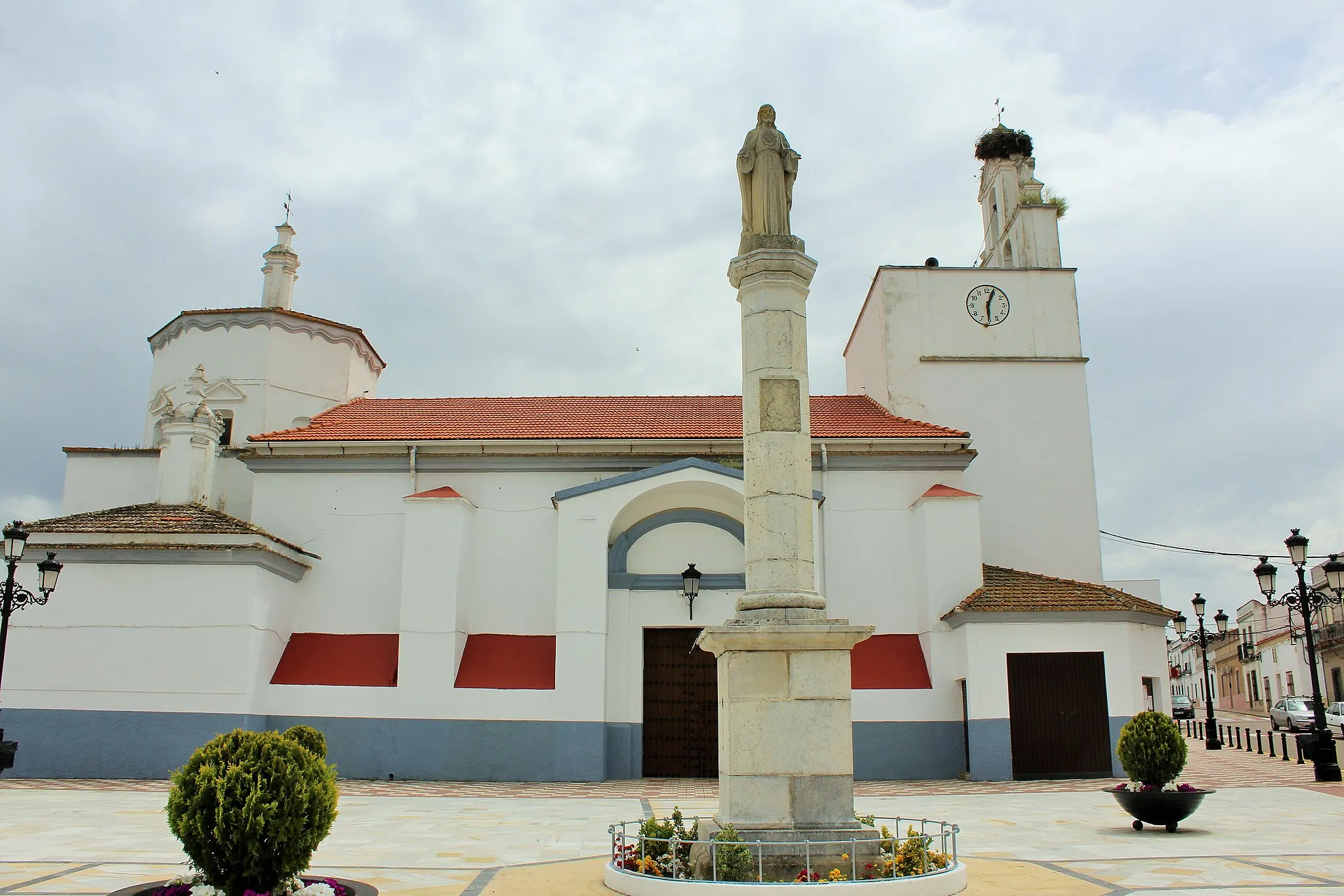 Photo showing: Fachada lateral de la Iglesia parroquial de san Pedro Apostol