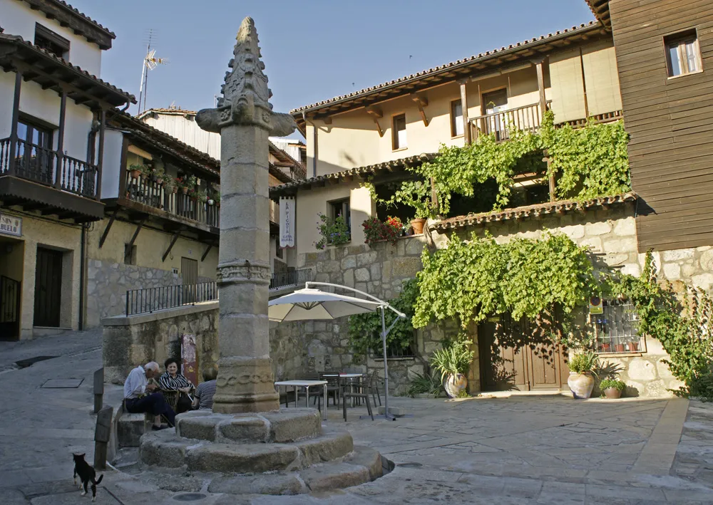 Photo showing: Se muestra la plaza donde se encuentra la Picota de Valverde de la Vera.