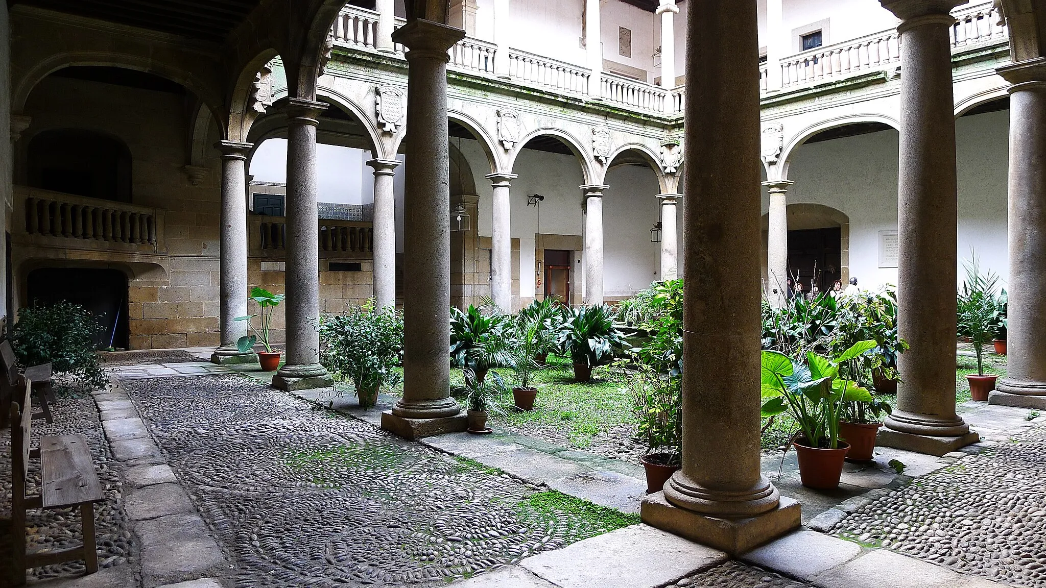 Photo showing: La Casa de los Zúñigas. En el palacio de condes de Plasencia, don Álvaro de Zúñiga y Leonor de Pimentel, Fadrique de Zúñiga Sotomayor (1465-1537), I Marqués de Mirabel, y, principalmente, Luis de Ávila y Zúñiga, (1504-1573), su sobrino, estratega militar, amigo íntimo de Carlos V, y admiradores del arte renacentista, promueven este magnífico patio.