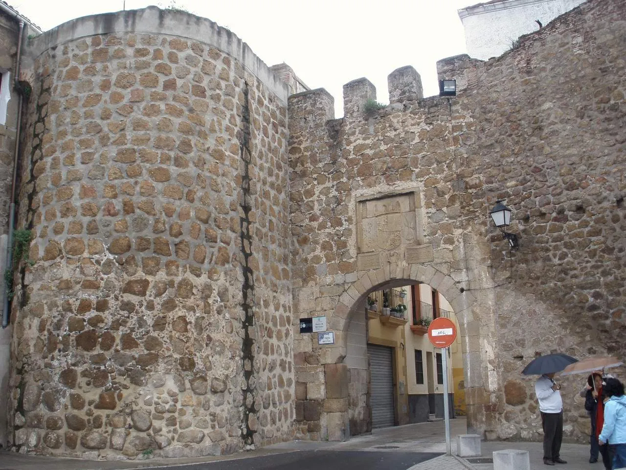 Photo showing: Puerta Berrozana (Plasencia)