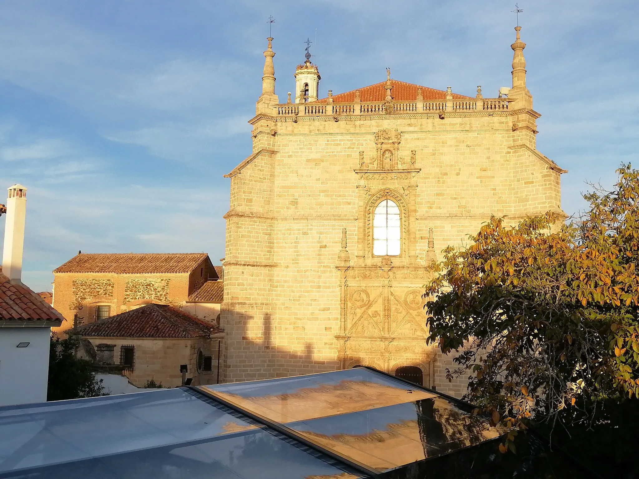Photo showing: Vista general desde la terraza del piso superior del Palacio Ducal de Alba del Portal del Perdón de la Catedral de Santa María de la Asunción de la ciudad de Coria, Cáceres