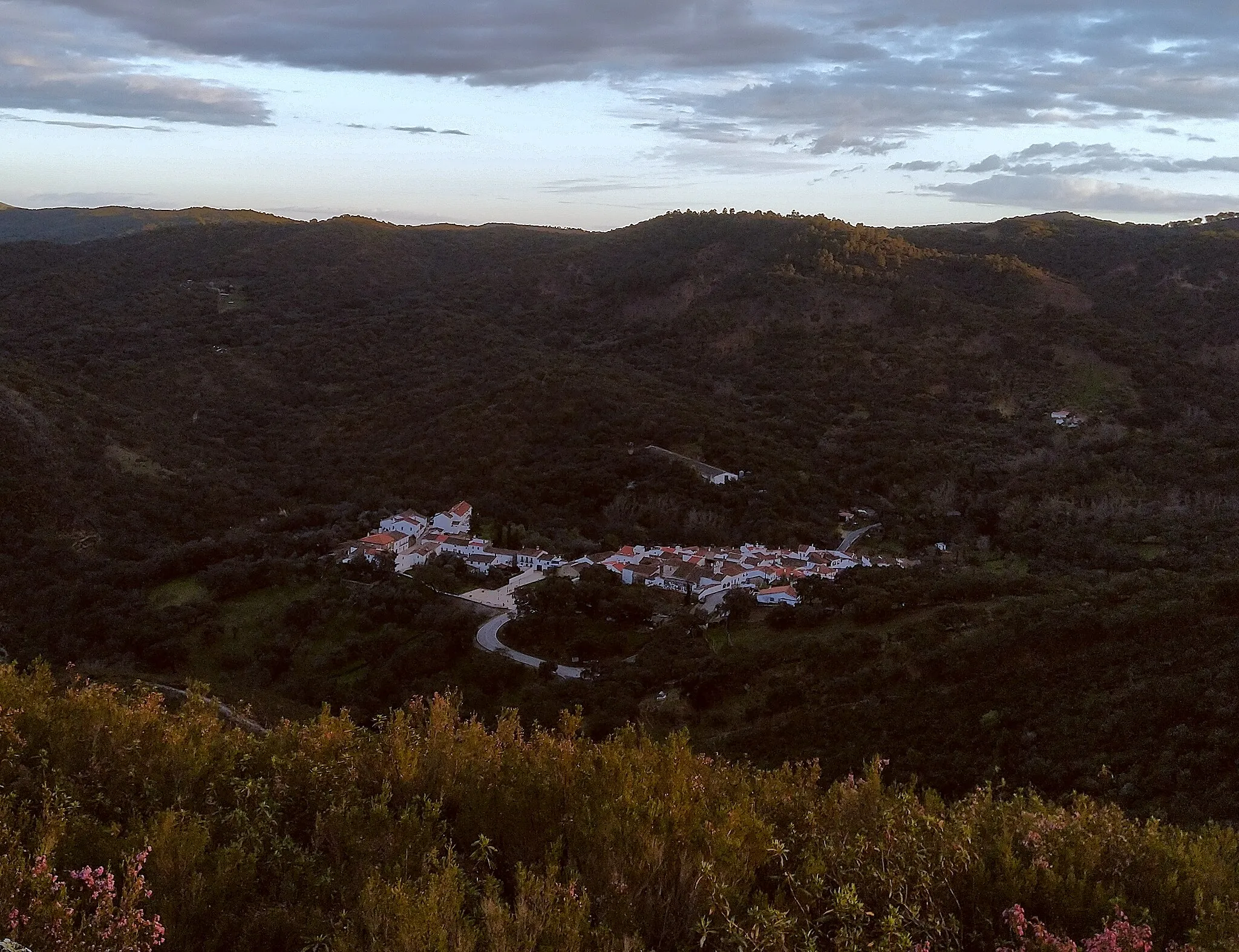 Photo showing: A view of Carboneras, a hamlet in Aracena (Huelva), seen from a nearby hill. The picture shows a top view of the hamlet and its surroundings, right after the sunset.