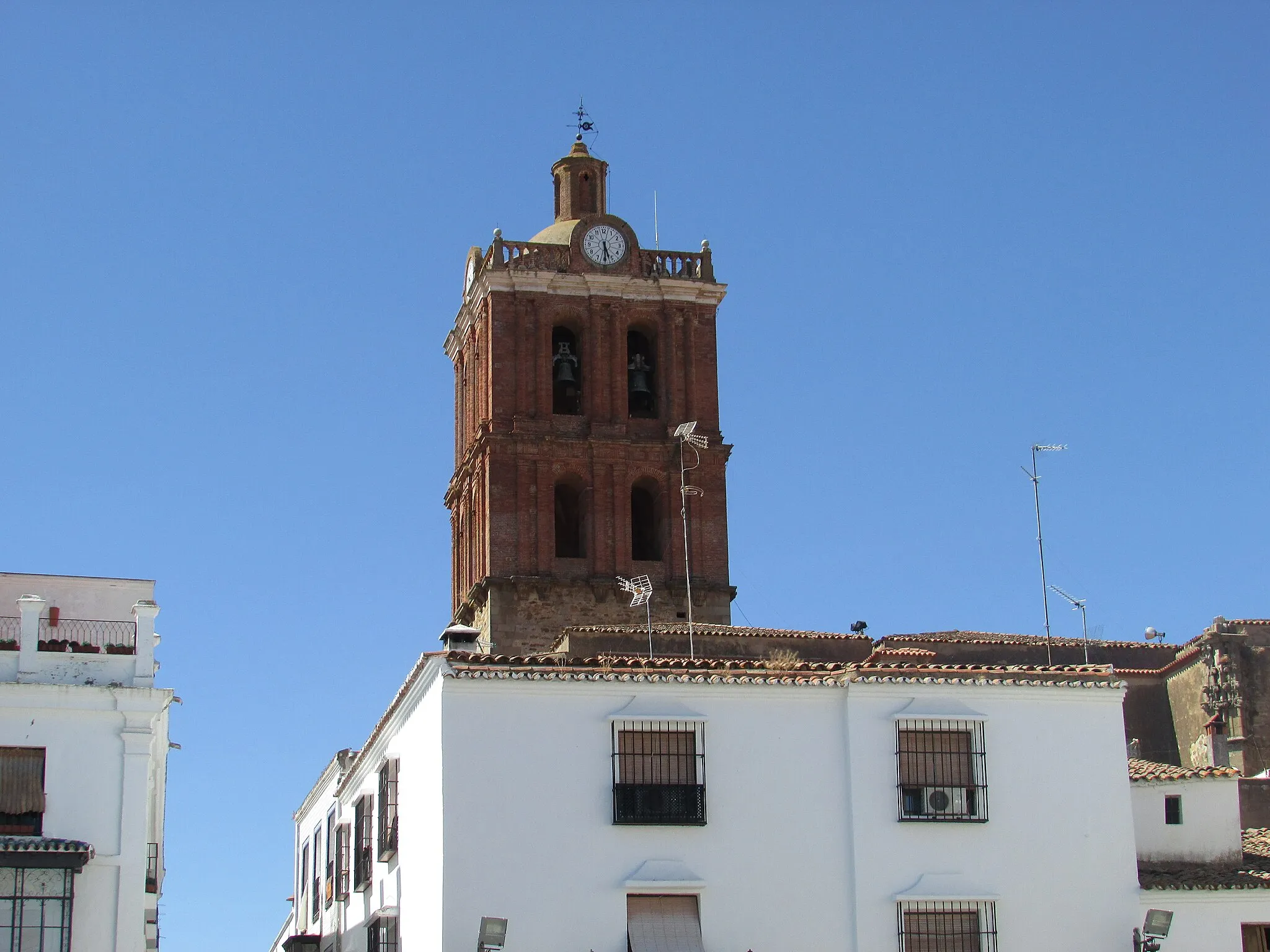 Photo showing: The bell tower of the Church of la Candelaria (Iglesia de la Candelaria) viewed from Plaza Grande in the city of Zafra, Extremadura, Spain,