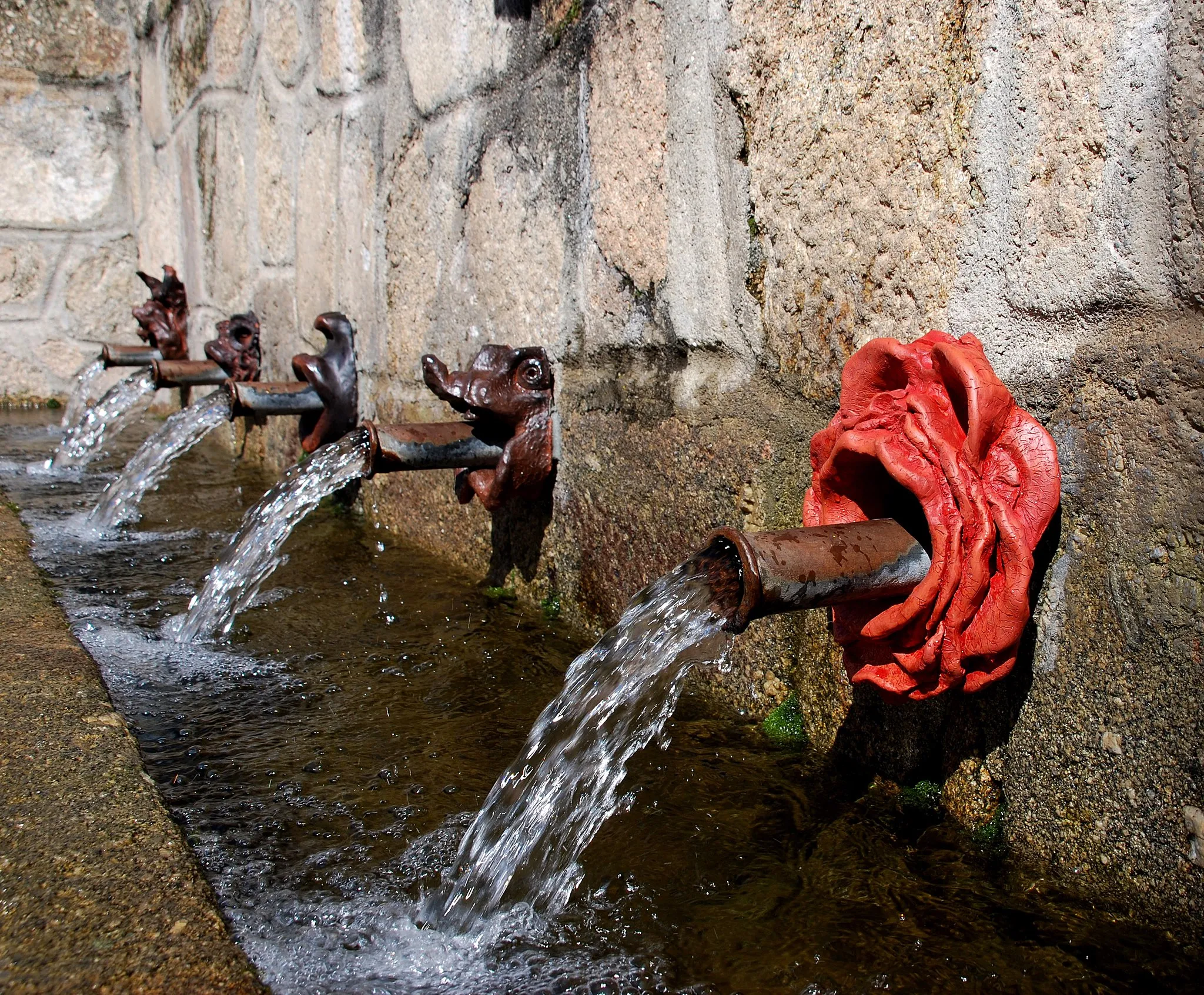 Photo showing: Fuente los ocho caños in Aldeanueva de la Vera, sculptures by studio Jan Russ (2016)