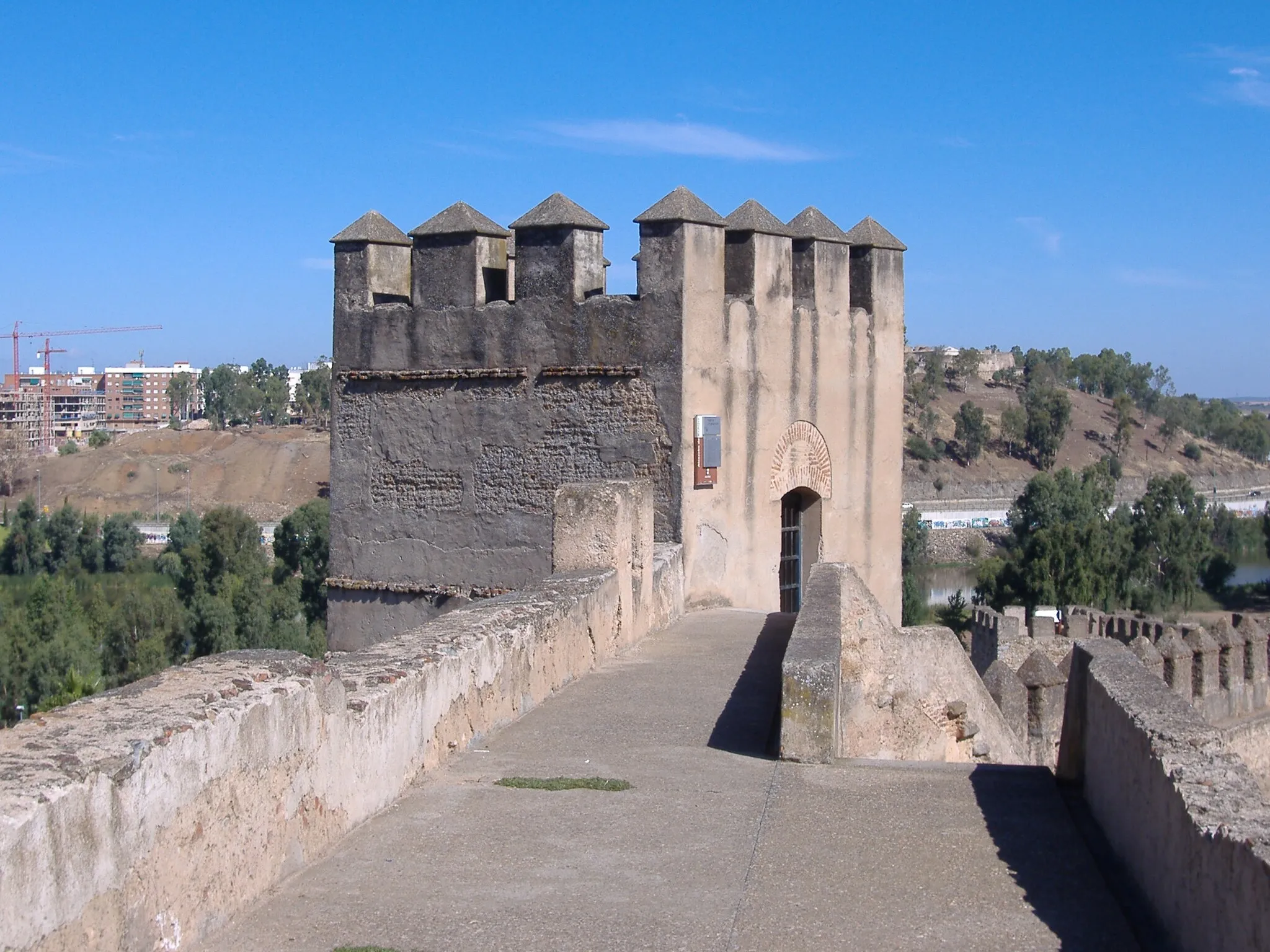 Photo showing: Adarve de la alcazaba.