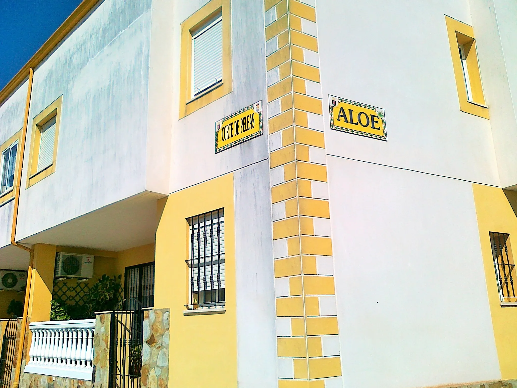 Photo showing: Corte de Peleas-BA-Fachada del pueblo hacia la carretera del mismo nombre