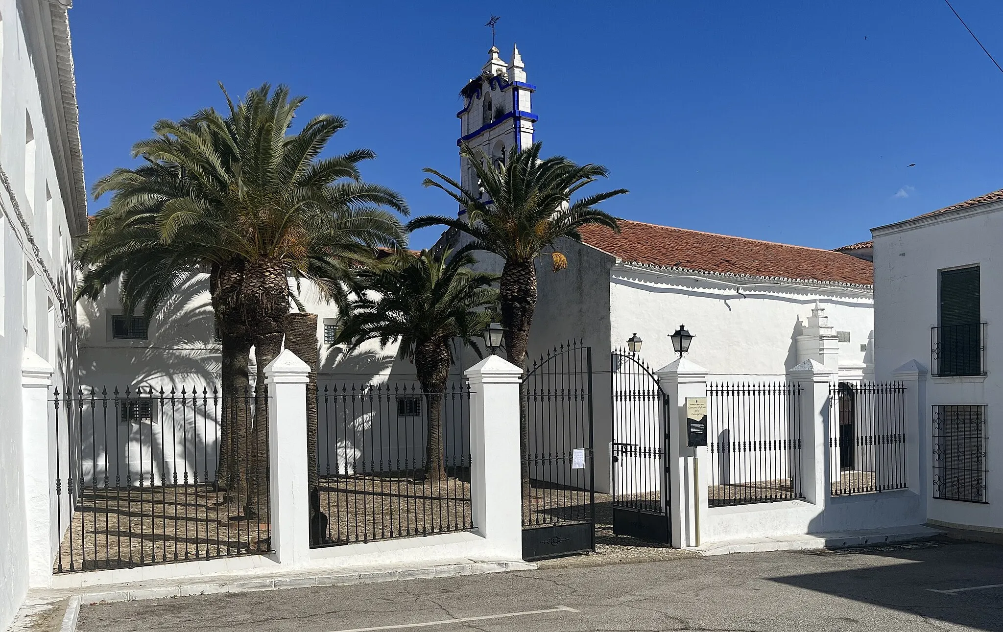 Photo showing: Entrada principal del Convento de las Concepcionistas e Iglesia anexa de la Concepción al mediodía y patio delantero.