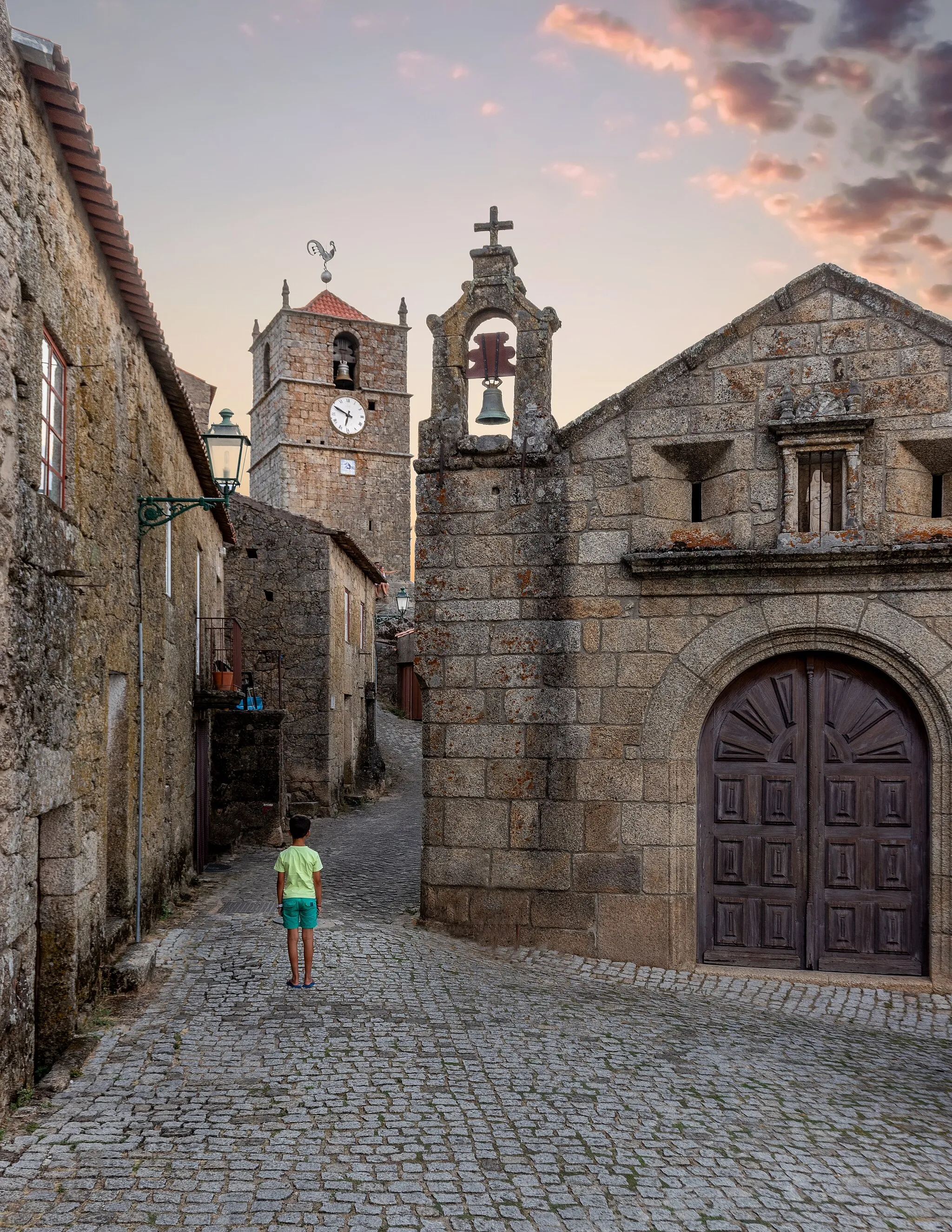 Photo showing: Igreja da Misericórdia de Monsanto  e torre do relógio