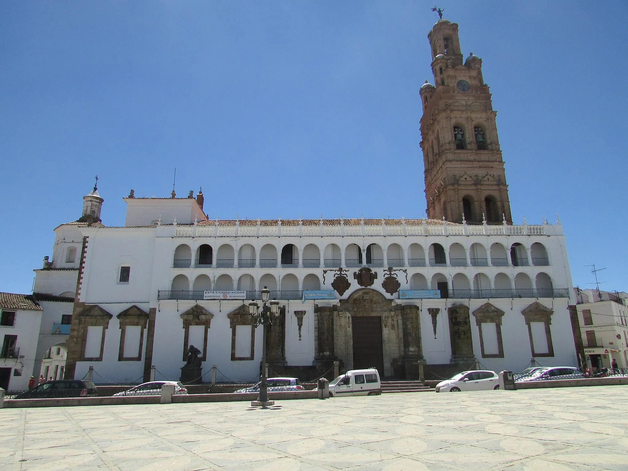 Photo showing: The north facing elevation of the Church of Our Lady of Granada (Iglesia de Nuestra Señora de la Granada) viewed from the Plaza de España in the town of Llerena, Extremadura, Spain,