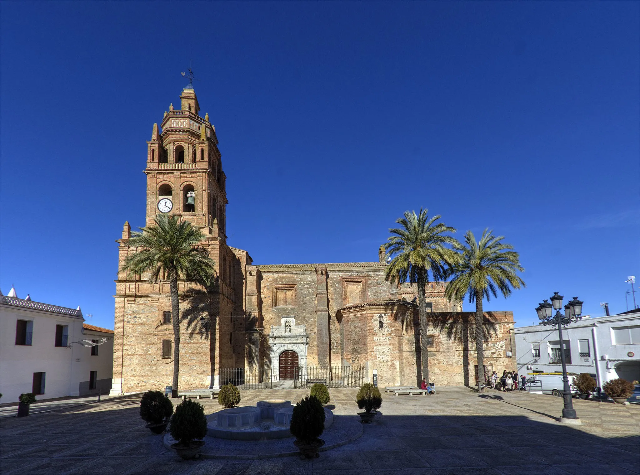 Photo showing: En la Plaza de España de Bienvenida (Badajoz) está la iglesia de Nuestra Señora de los Ángeles y el Ayuntamiento.