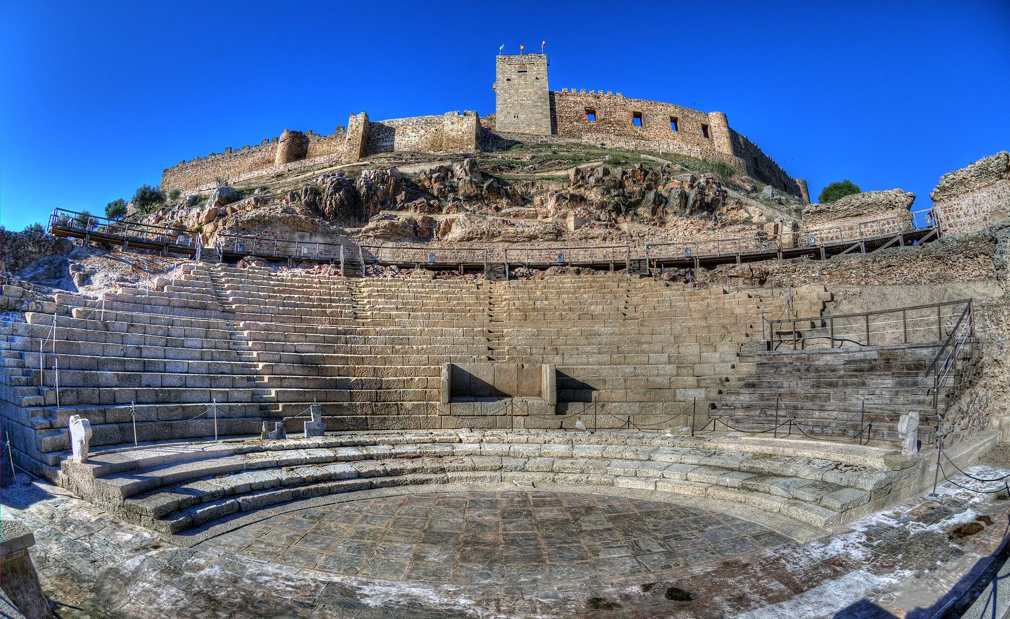 Photo showing: El teatro de Medellín está en la ladera del cerro del castillo y conserva de forma excepcional cavea y orchestra.