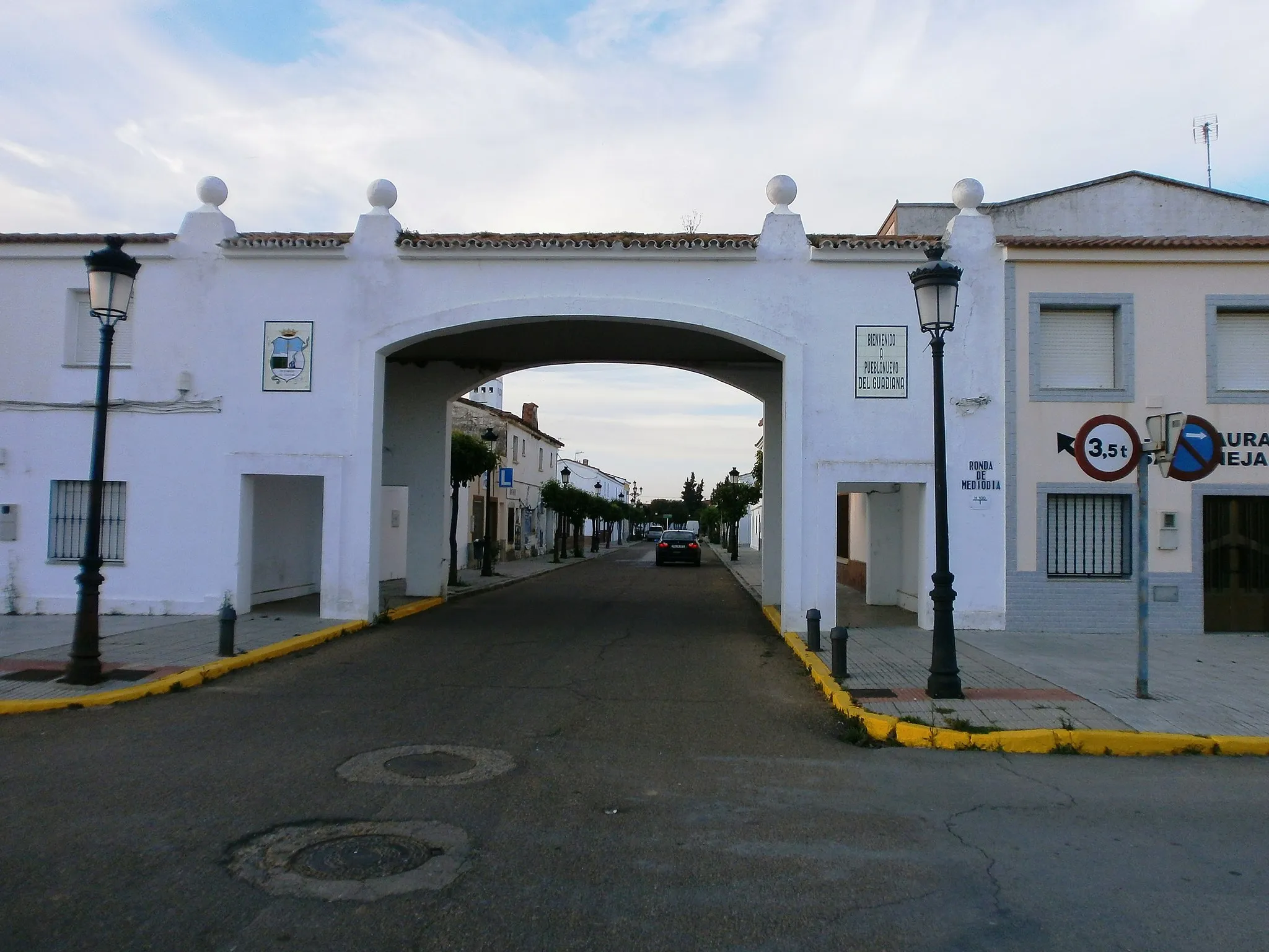 Photo showing: Entrada principal a Pueblo Nuevo del Guadiana con su escudo a la izquierda del arco.