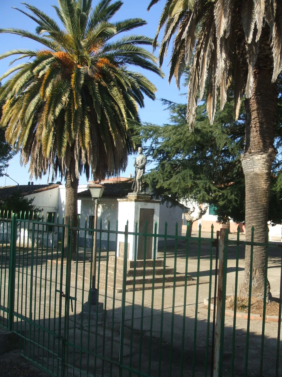 Photo showing: Villanueva de la Sierra (Cáceres) cuenta con una estatua en bronce del gran escultor valenciano Mariano Benlliure. Representa al soldado Inocencio Rubio, natural de la localidad que, en 1921, murió a la edad de 21 años en la batalla de Zoco Had, durante la Guerra de Marruecos. Fue mandada levantar por su padre el año 1927, en la finca que luego donó para la construcción de las Escuelas Públicas (las cuales llevaron en su recuerdo del nombre de "Grupo Escolar Inocencio Rubio").