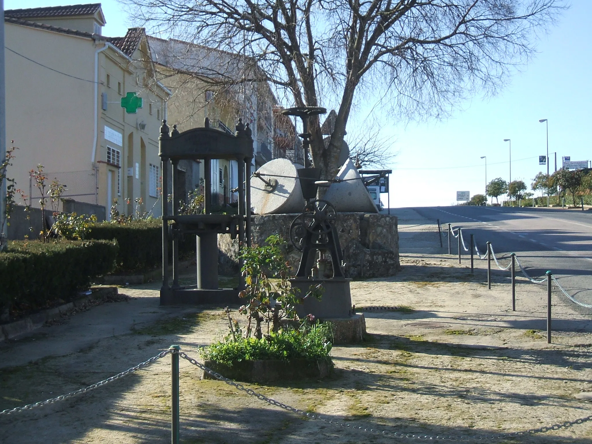 Photo showing: En Villanueva de la Sierra (Cáceres, España) la maquinaria aceitera del pasado se utiliza como elemento decorativo de parques y calles.
