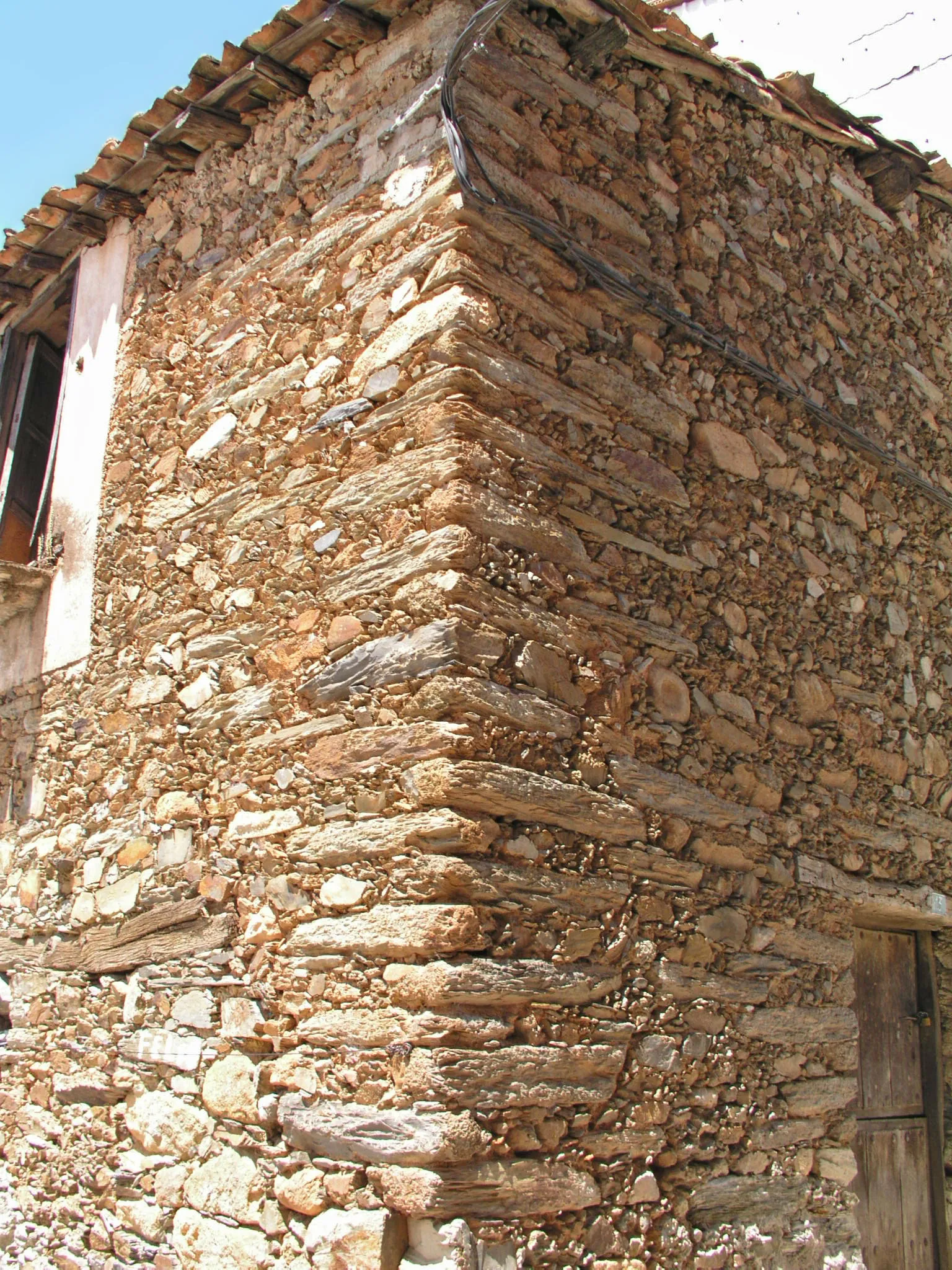 Photo showing: Obra de mampostería de pizarra, en la comarca de Sierra de Gata. Torrecilla de los Ángeles (Cáceres, España).