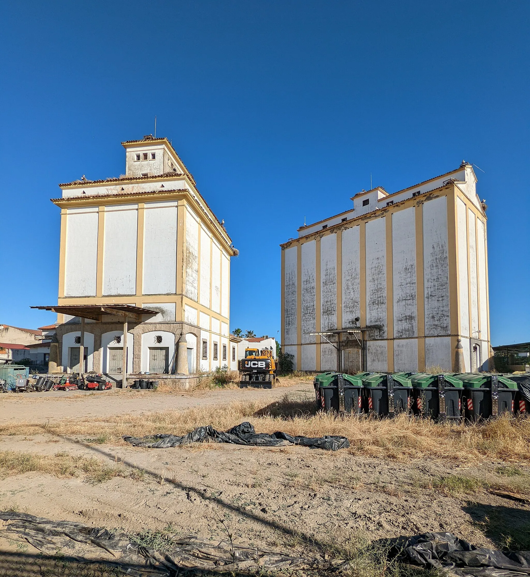 Photo showing: Antiguos silos de cereales, pertenecientes a la Red Nacional de Silos y Graneros, en Miajadas (Cáceres, España).