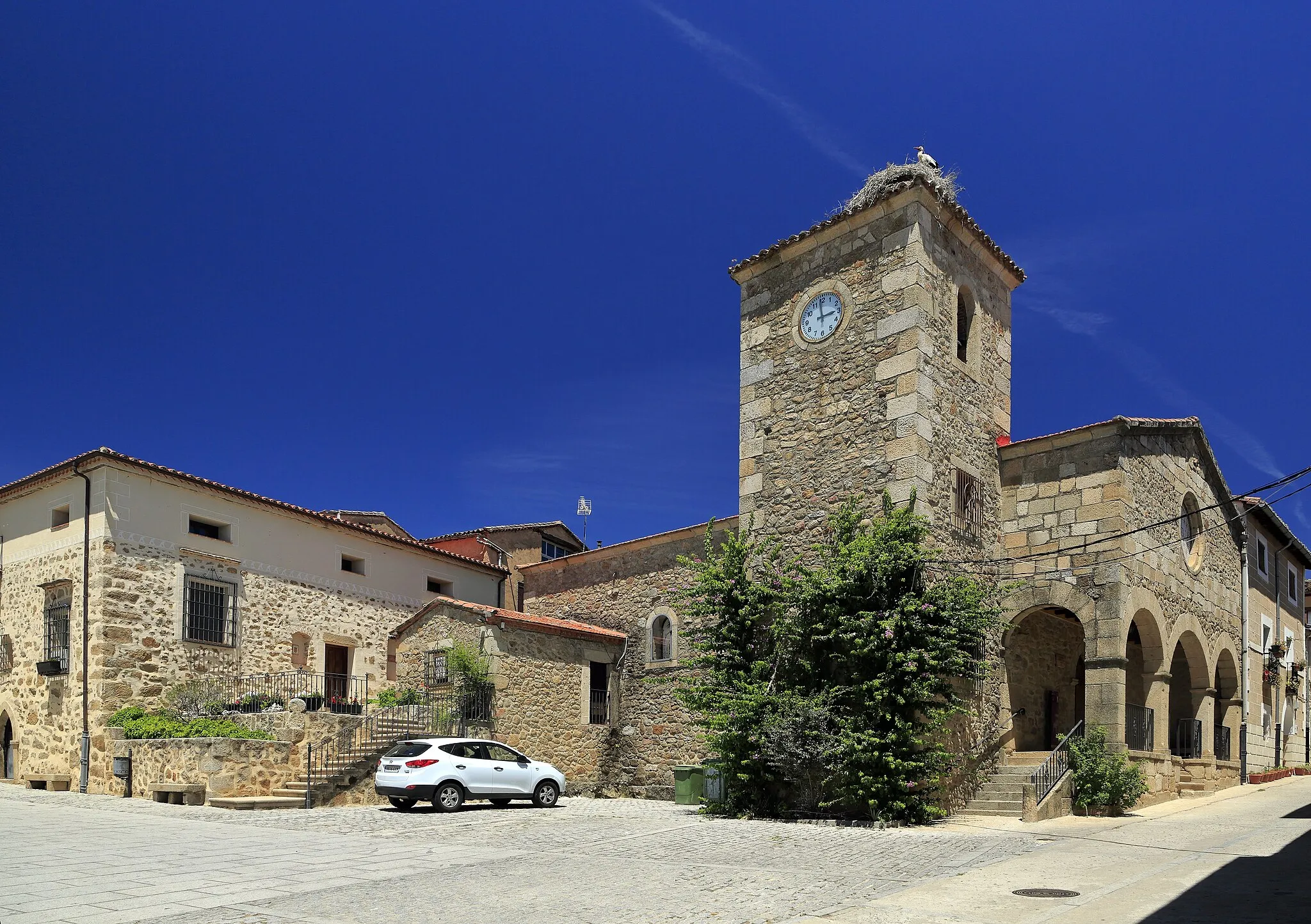 Photo showing: An der Plaza de España in der Calle real (für spanische Verhältnisse kaum brauchbar, da diese Ortsangabe in nahezu jeder Kleinstadt vorkommt); das Gebäude links von der Kirche ist das Rathaus.