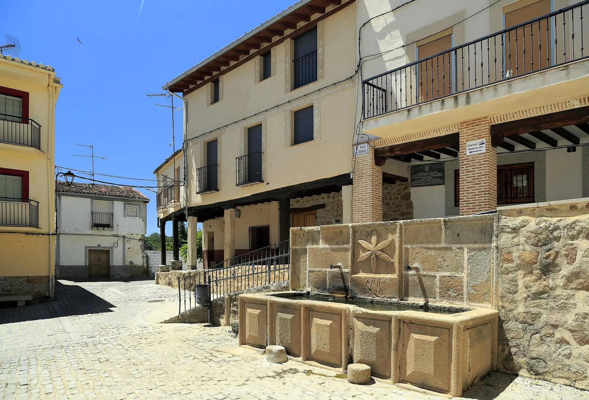 Photo showing: … in Torremenga, Provinz Cáceres, Extremadura; dieser rechteckige Brunnen ist in der Region eine gewisse Ausnahme. In der Regel sind die Brunnen hier rund.