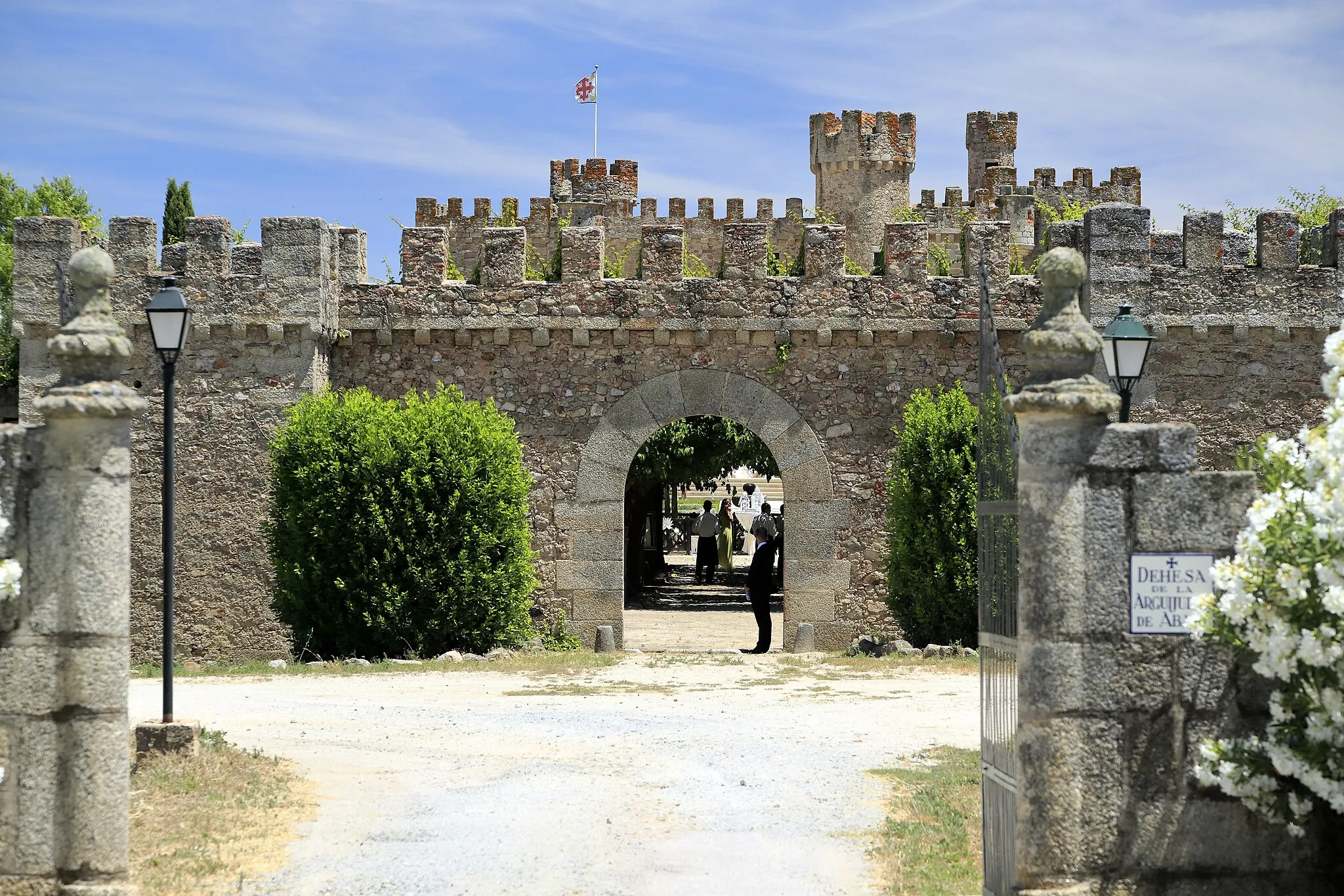 Photo showing: Die nördliche der beide nahe beieinanderliegenden Burgen an der N-630 südlich von Cáceres, zum Aufnahmezeitpunkt läuft eine private Festveranstaltung.