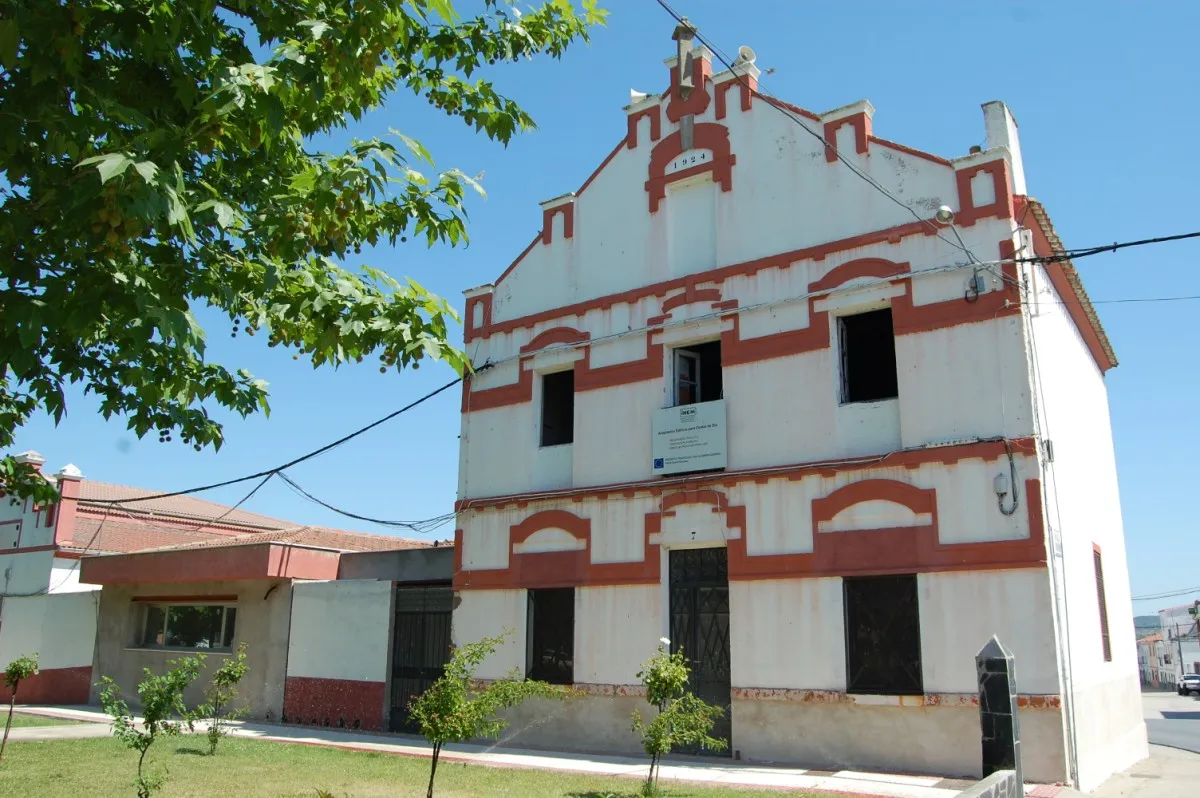 Photo showing: Edificio en Carcaboso, provincia de Cáceres, España.