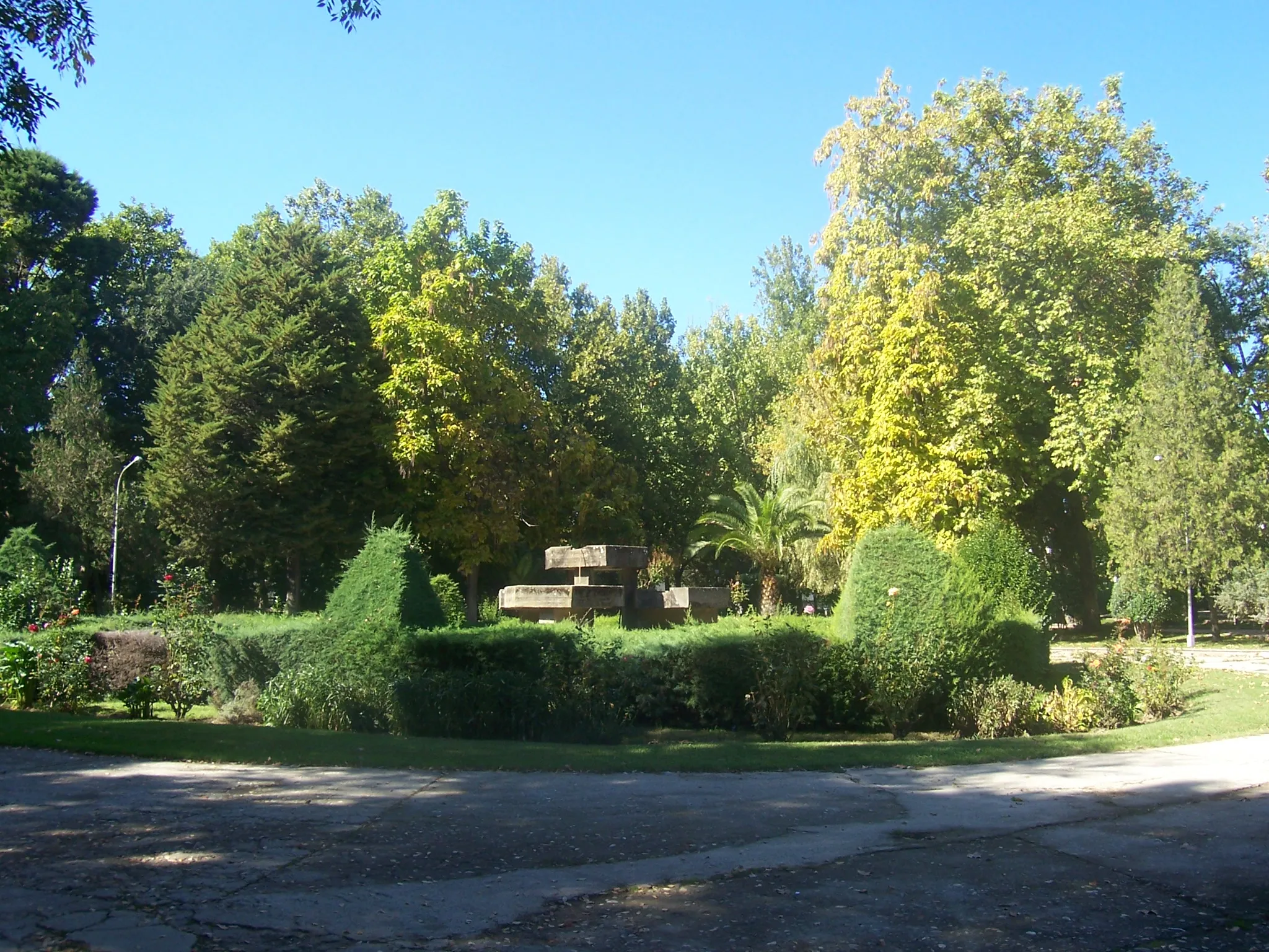 Photo showing: Una de las fuentes del Parque Municipal Príncipe, en Montehermoso, Cáceres, España