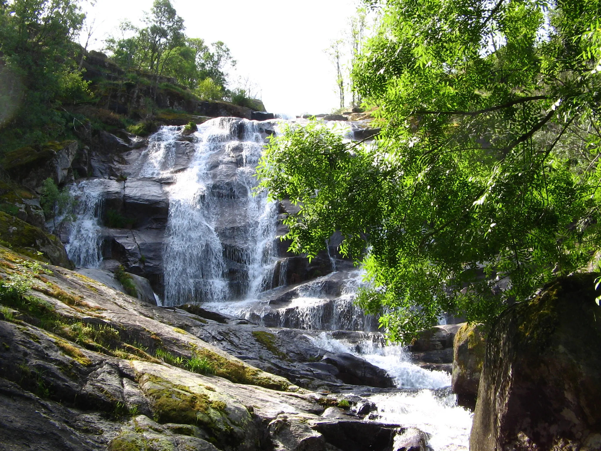 Photo showing: La cascada del Caozo está situada en la carreta entre Valdastillas y el Piornal, tiene una altura de más de 30 metros