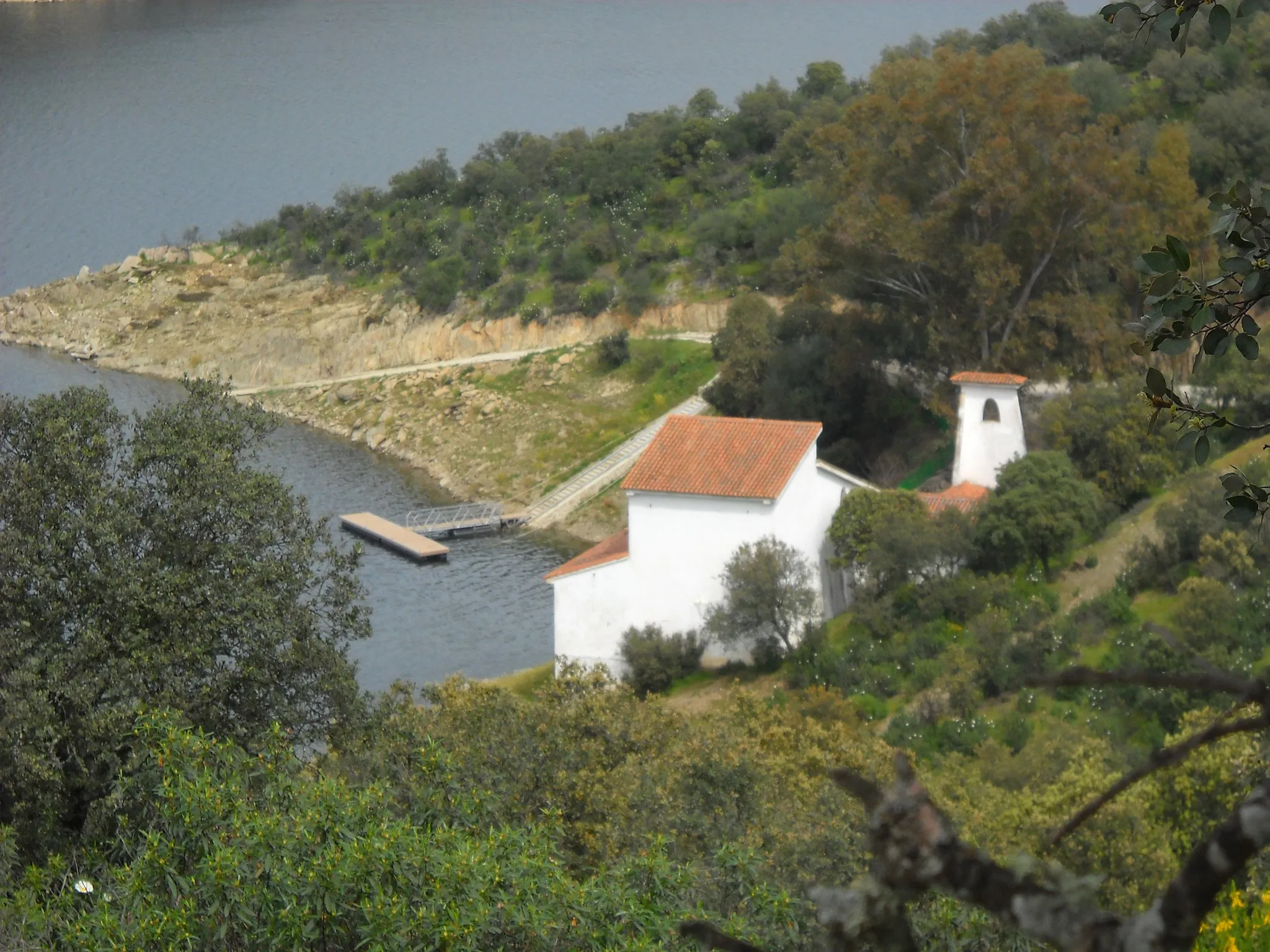 Photo showing: Vista de la Ermita de la Virgen del Río y del embarcadero deportivo sobre el río Tajo en Talaván (Extremadura, España)
