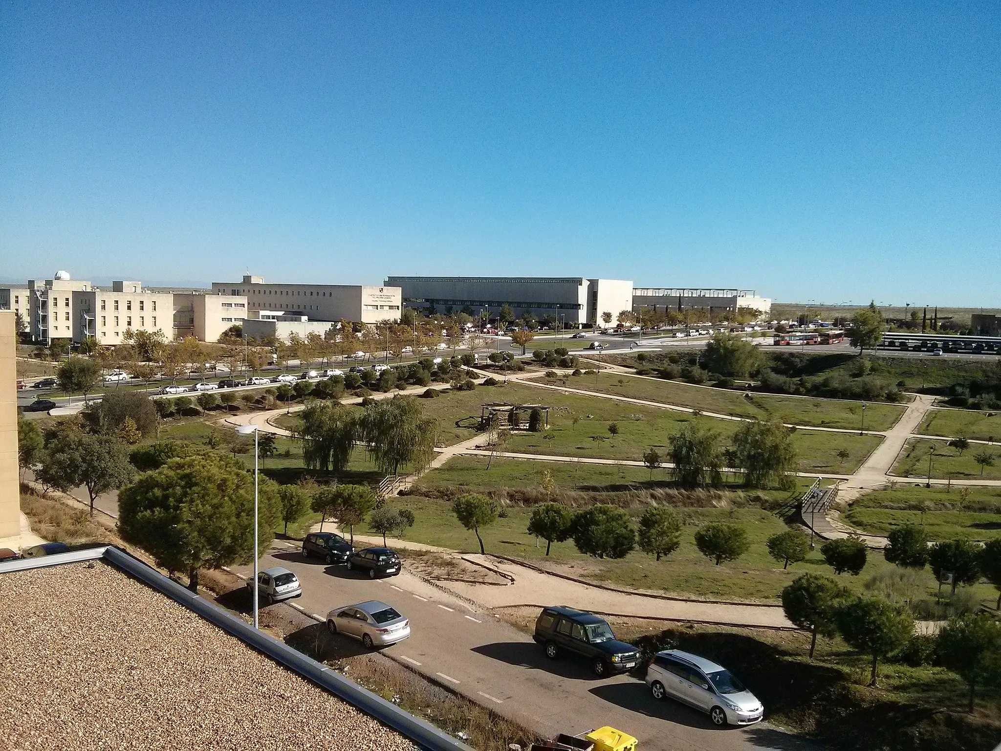 Photo showing: Vista de la facultad de derecho, formación del profesorado, filosofía y letras, y la biblioteca central del campus de Cáceres de la Universidad de Extremadura, en España