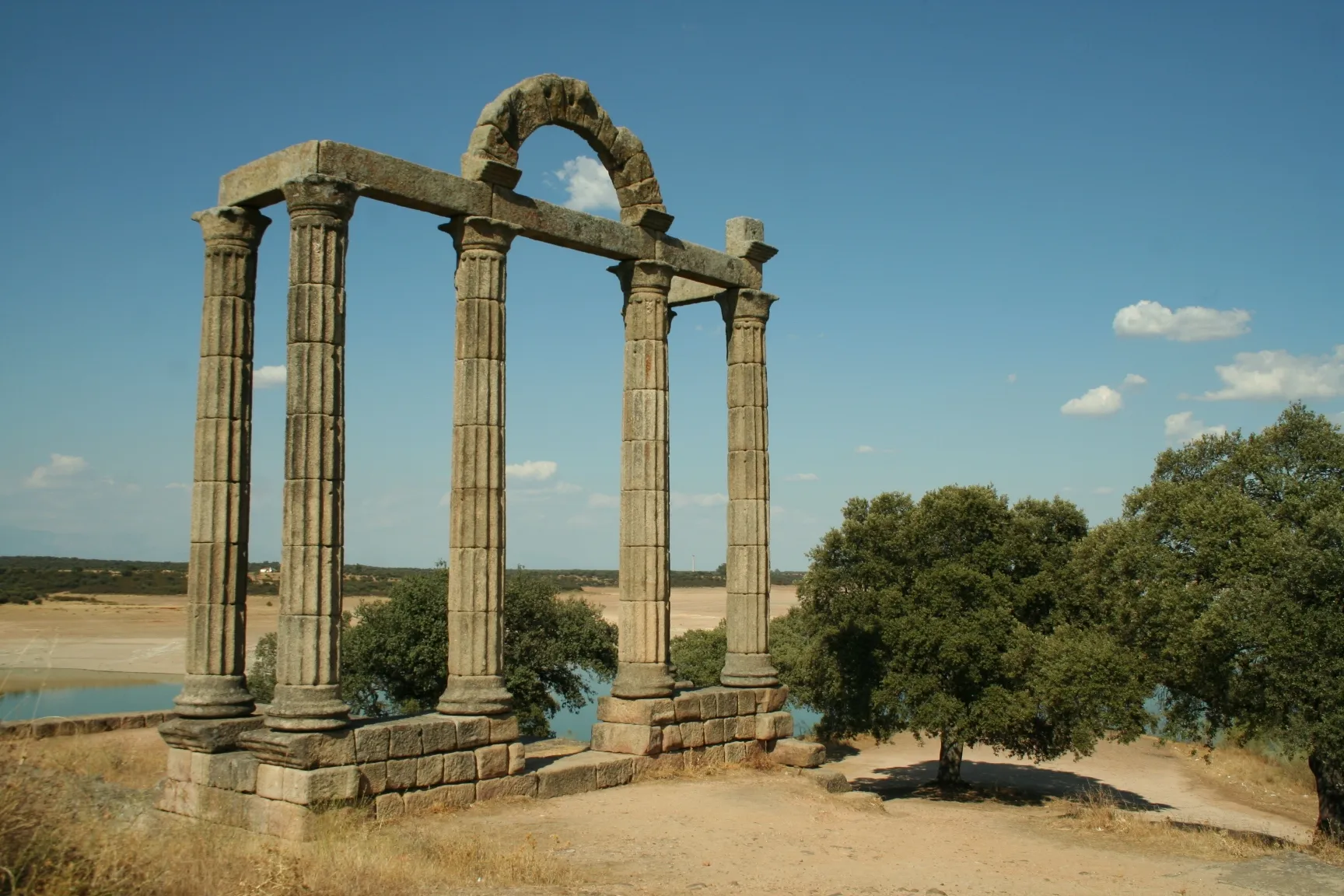 Photo showing: Columnata de «los Mármoles» (s. II d.C.): pórtico de un edificio considerado Curia (20,43 x 11,55 m) construido en granito. Fue trasladado piedra a piedra en 1963 desde Talavera la Vieja, de donde procede, hasta su emplazamiento actual junto a la carretera de Navalmoral de la Mata a Guadalupe.