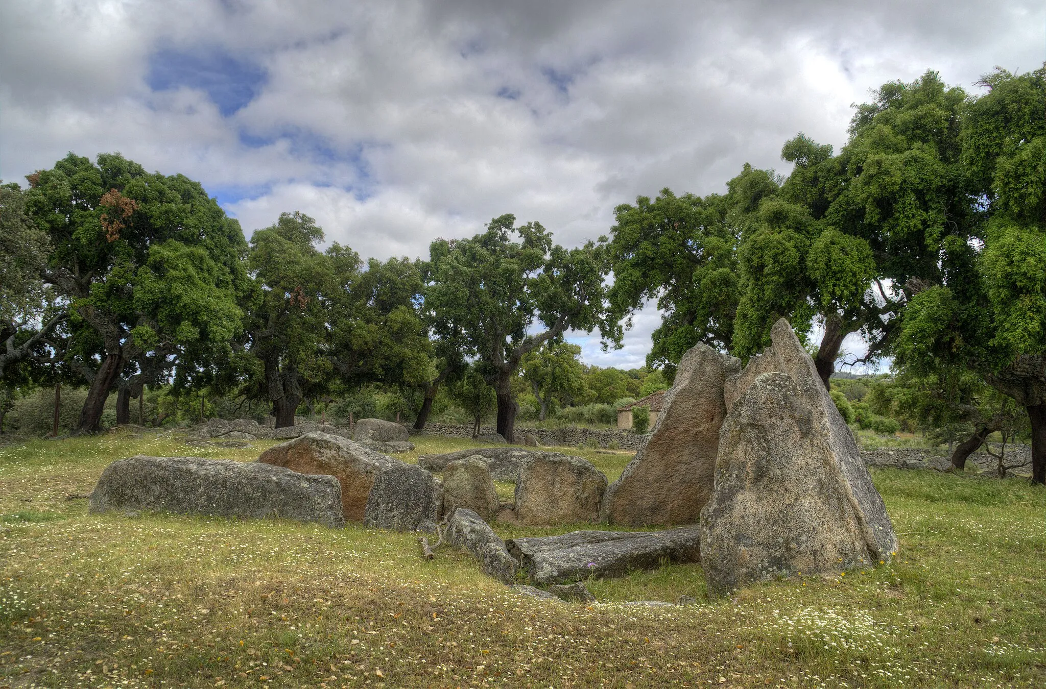 Photo showing: En el paraje de La Zafra se localizan cuatro dólmenes. Se ha señalizado una ruta de fácil tránsito (a pie) que comienza a unos 3 km de Valencia de Alcántara.
