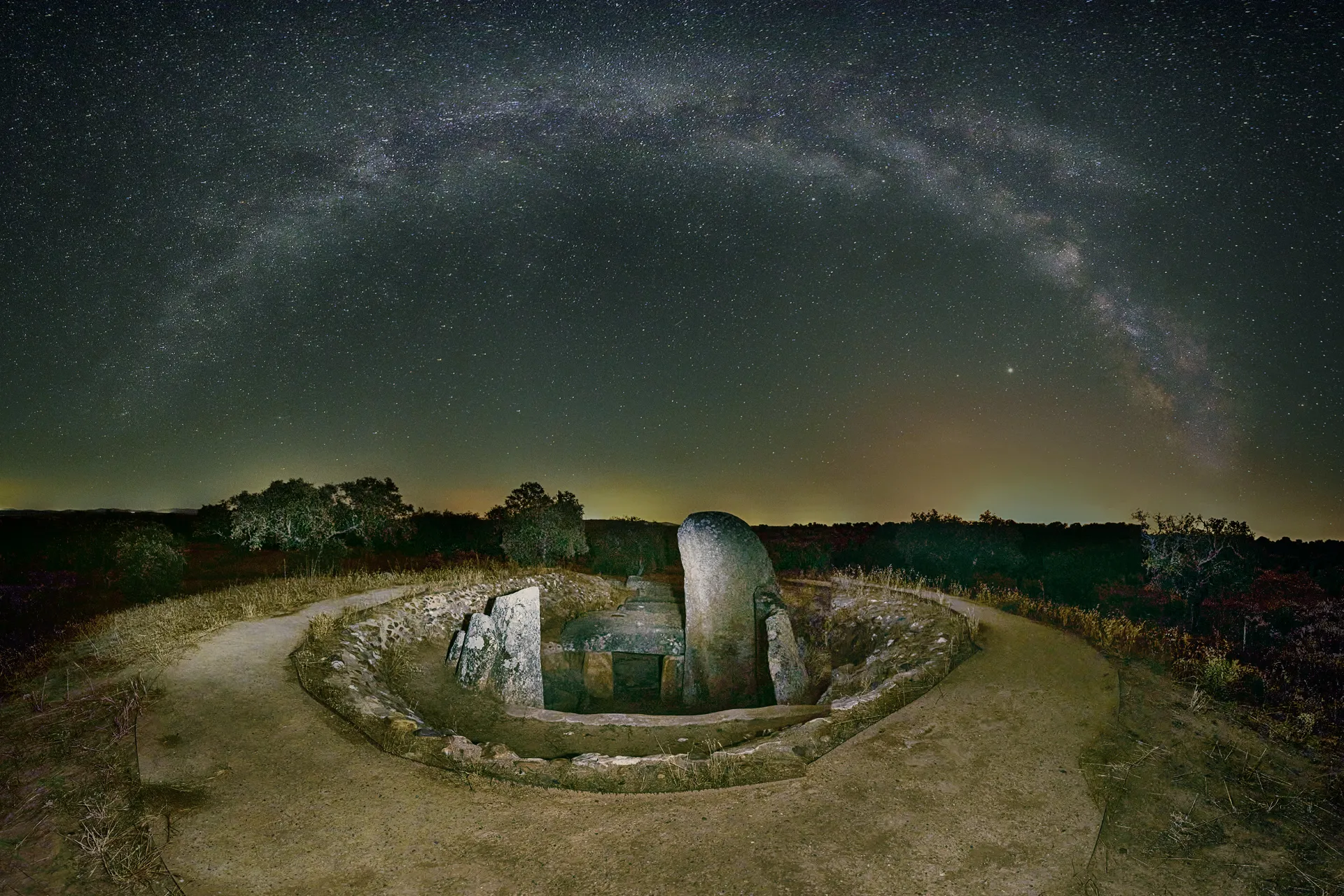 Photo showing: Vista Panorámica del dolmen con la Viá Lactea de fondo