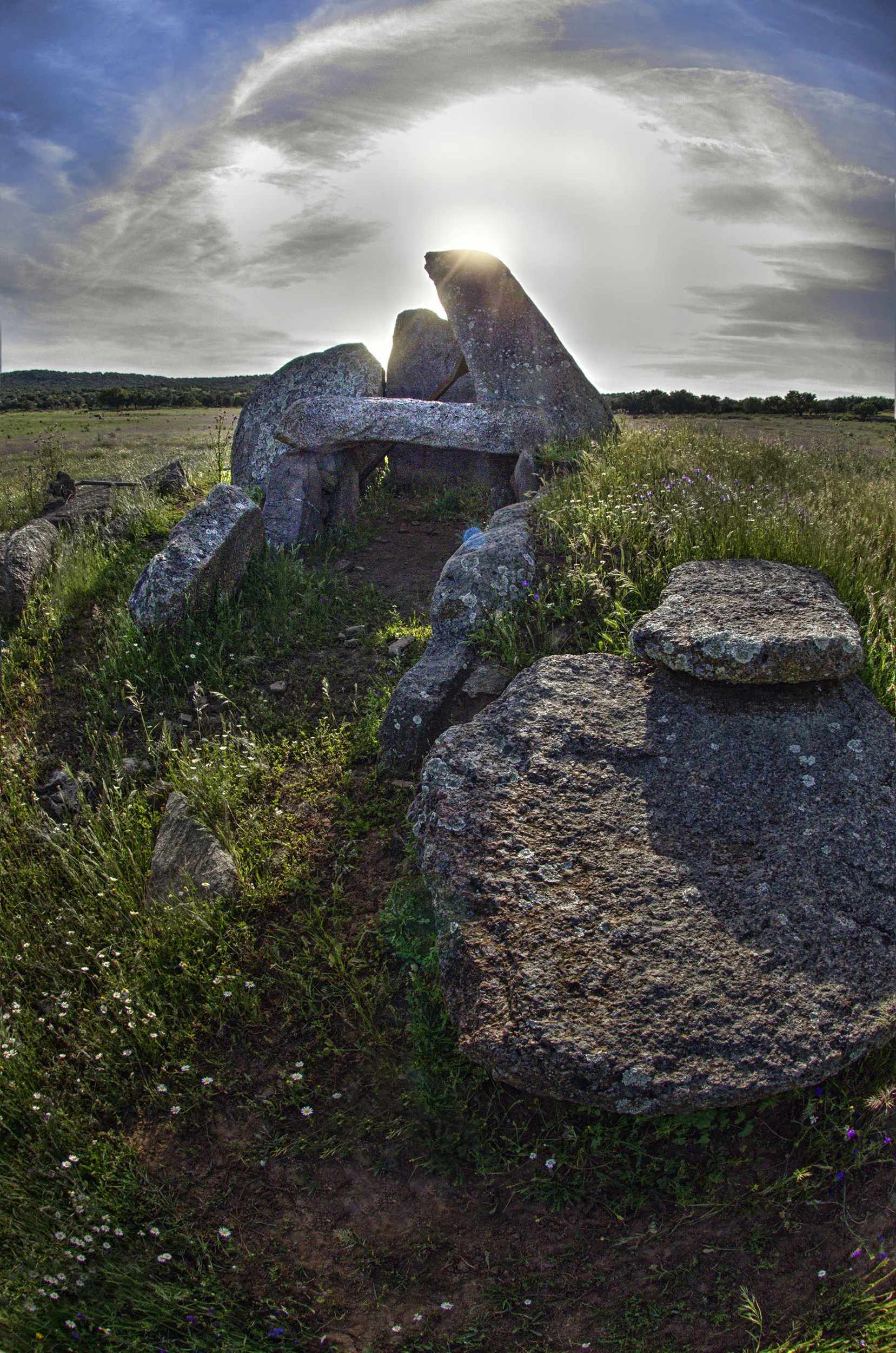 Photo showing: Este dolmen está a unos 5 km de Barcarrota (Badajoz), en una finca privada donde no ponen ningún problema para entrar (si consigues dar con ella). A pesar de los característicos saqueos, se encontraron huesos humanos, cerámica y ídolos placa en una excavación realizada hace unos diez años. Llegué en un mal momento, justo cuando el sol estaba poniéndose y, por tanto, en oposición al corredor de la entrada, orientado al Este. El contraluz fue un tanto forzado pero aún así aprovechable.