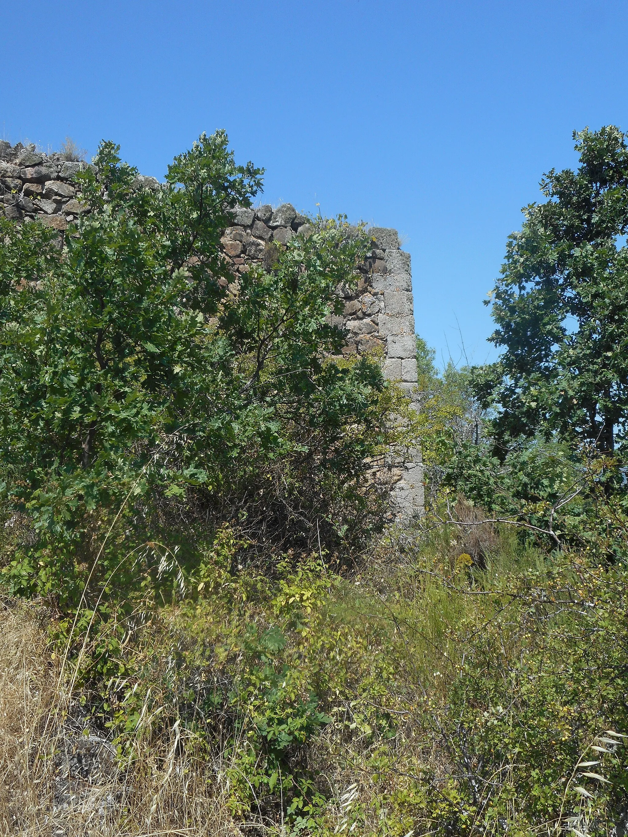 Photo showing: Esquina del Fortín romano de la Calzada de Béjar, en la que se aprecia el uso de sillares bien escuadrados en la esquina y mampostería en el lienzo del uro.