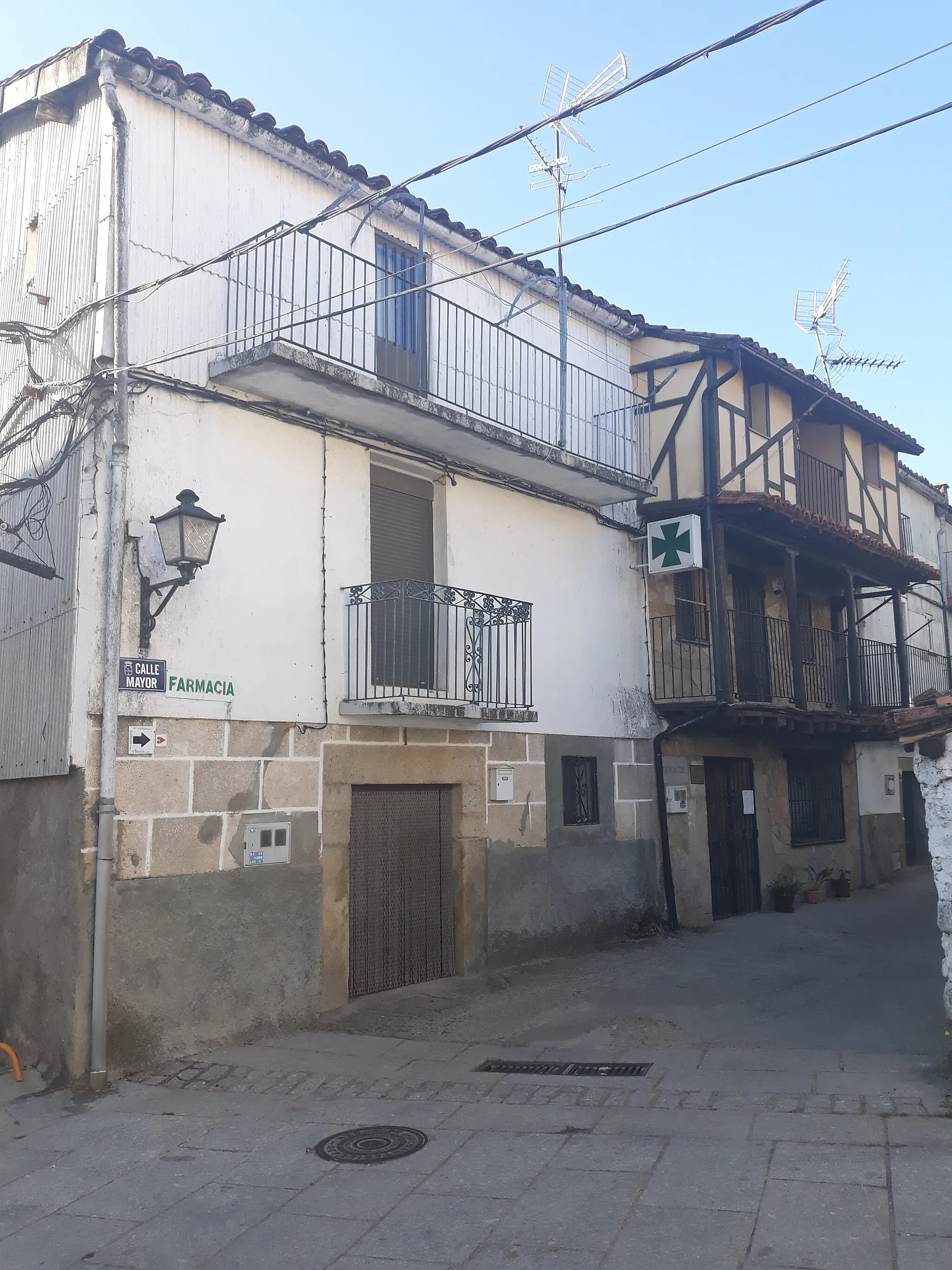 Photo showing: Edificios de la Farmacia y una casa tradicional serrana de El Cerro, Salamanca