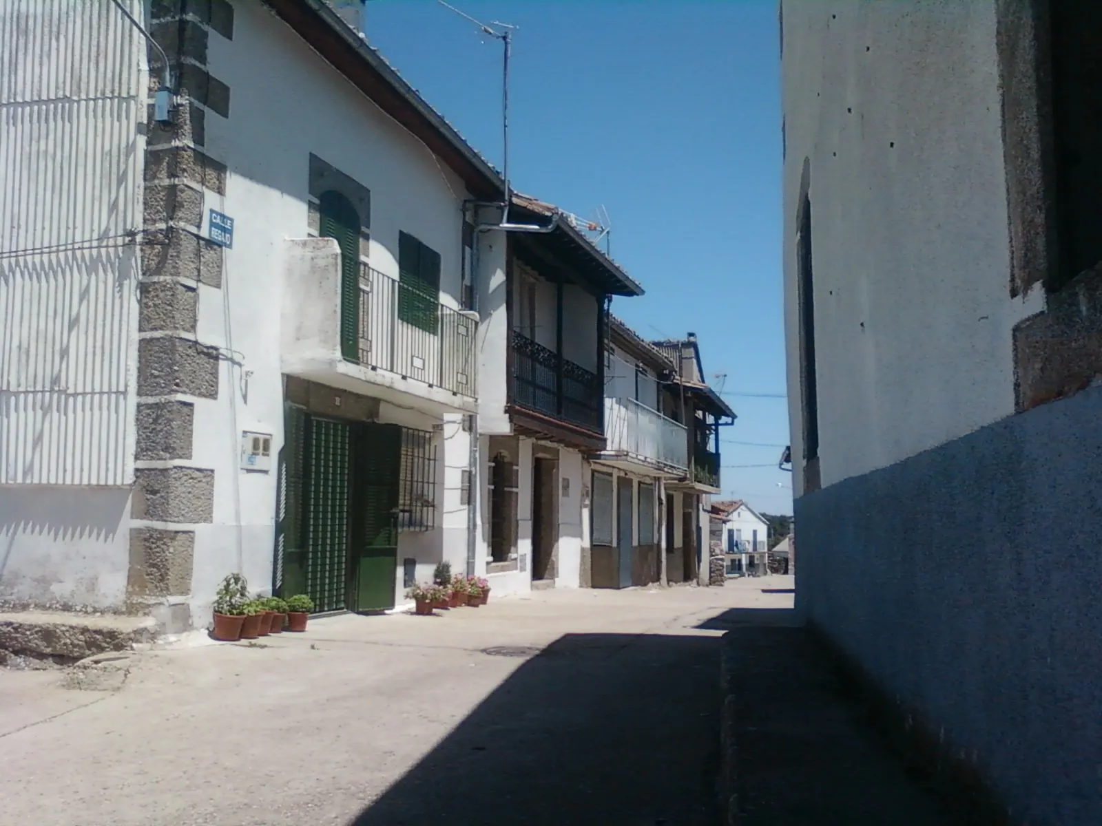 Photo showing: Calle Regajo desde Plaza del Caño (Horcajo de Montemayor)