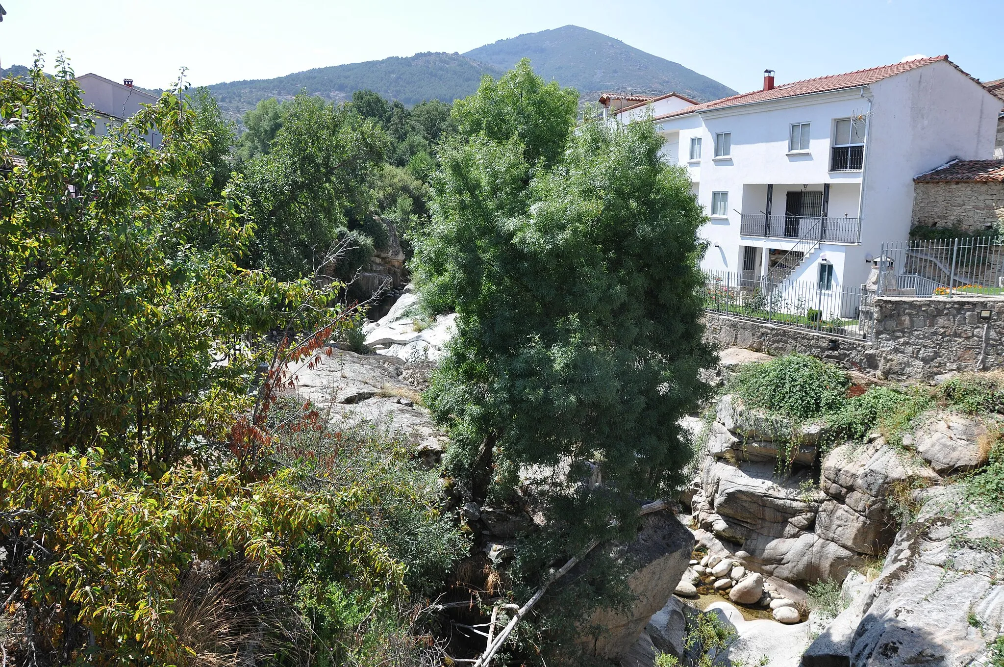 Photo showing: Houses next to the gorge and Galín Gómez in Nava del Barco, Ávila, Spain